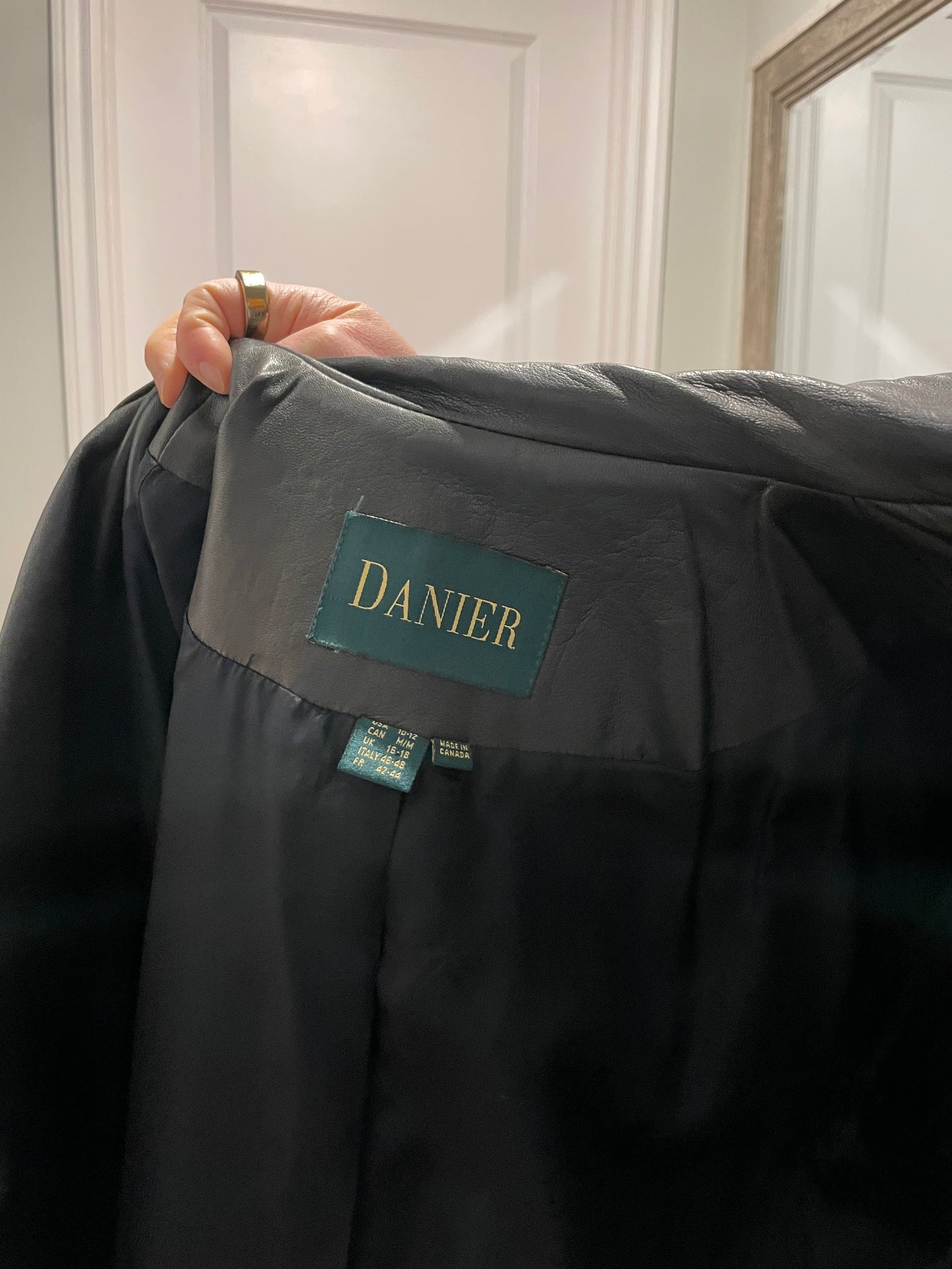 Danier Black Genuine Leather Tailored Blazer – Medium