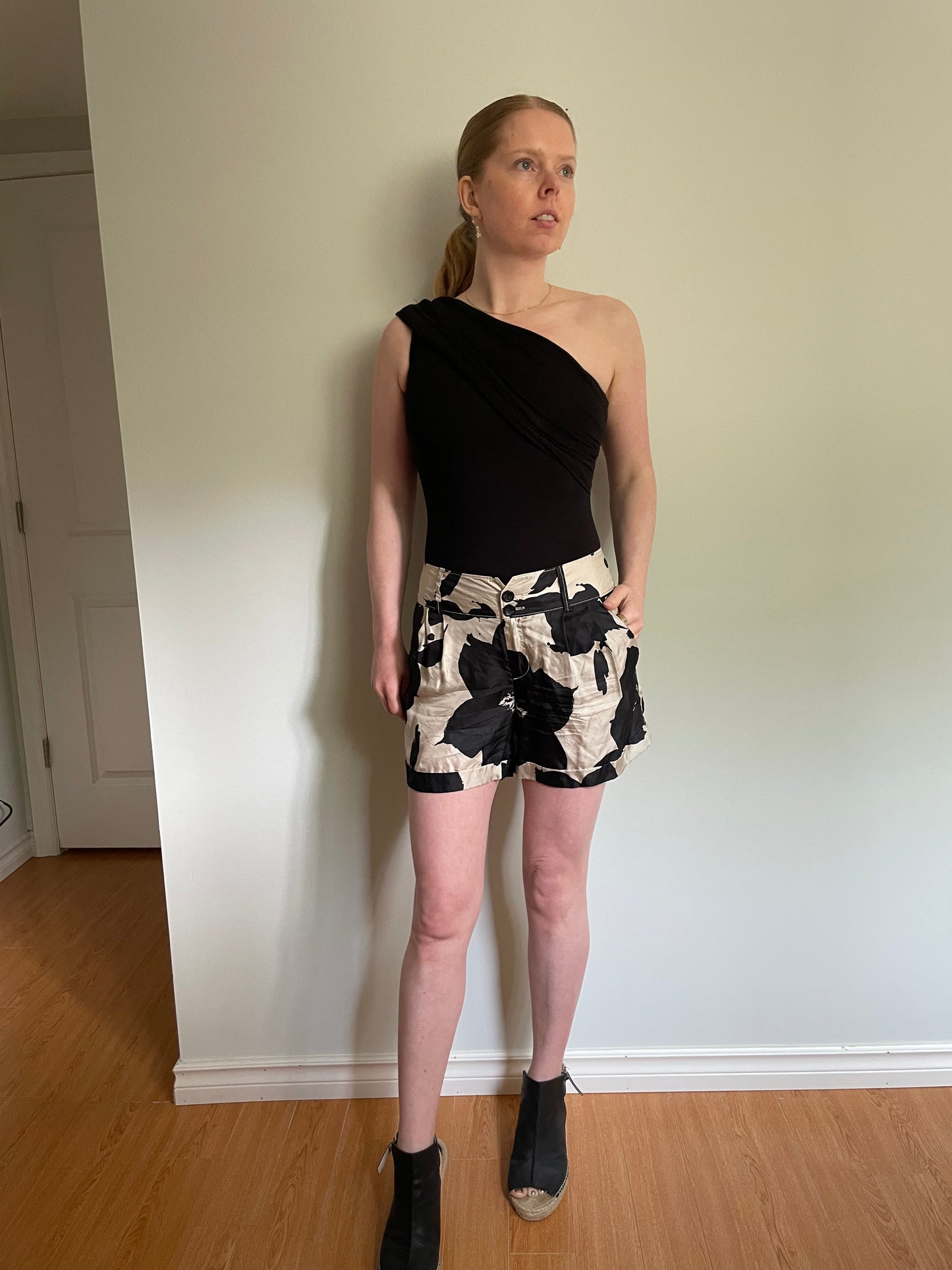Club Monaco Black & Champagne Floral Silk Shorts – Size 2