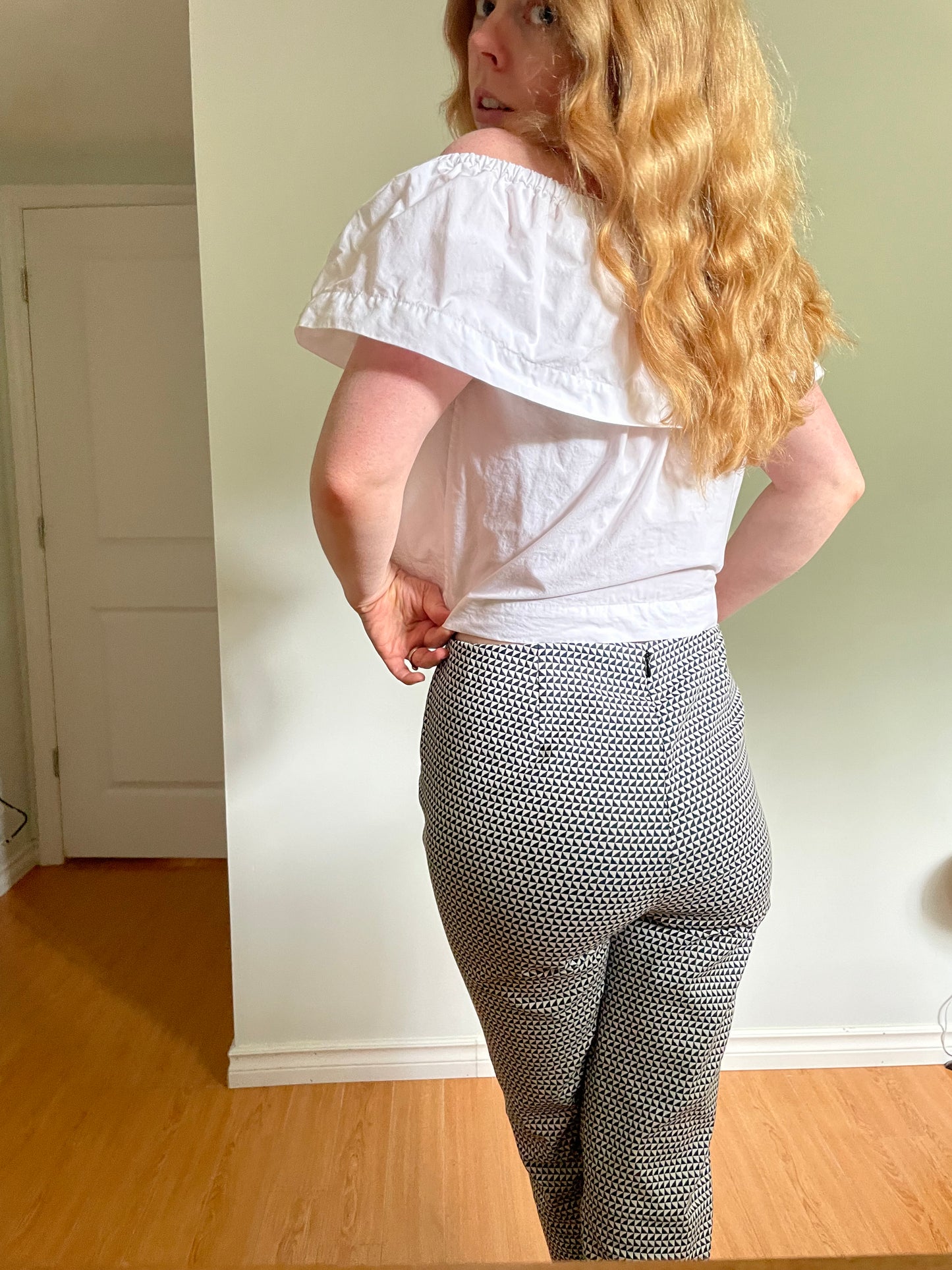 Theory Black & White Geometric Arlington Straight Leg Pants – Size 6