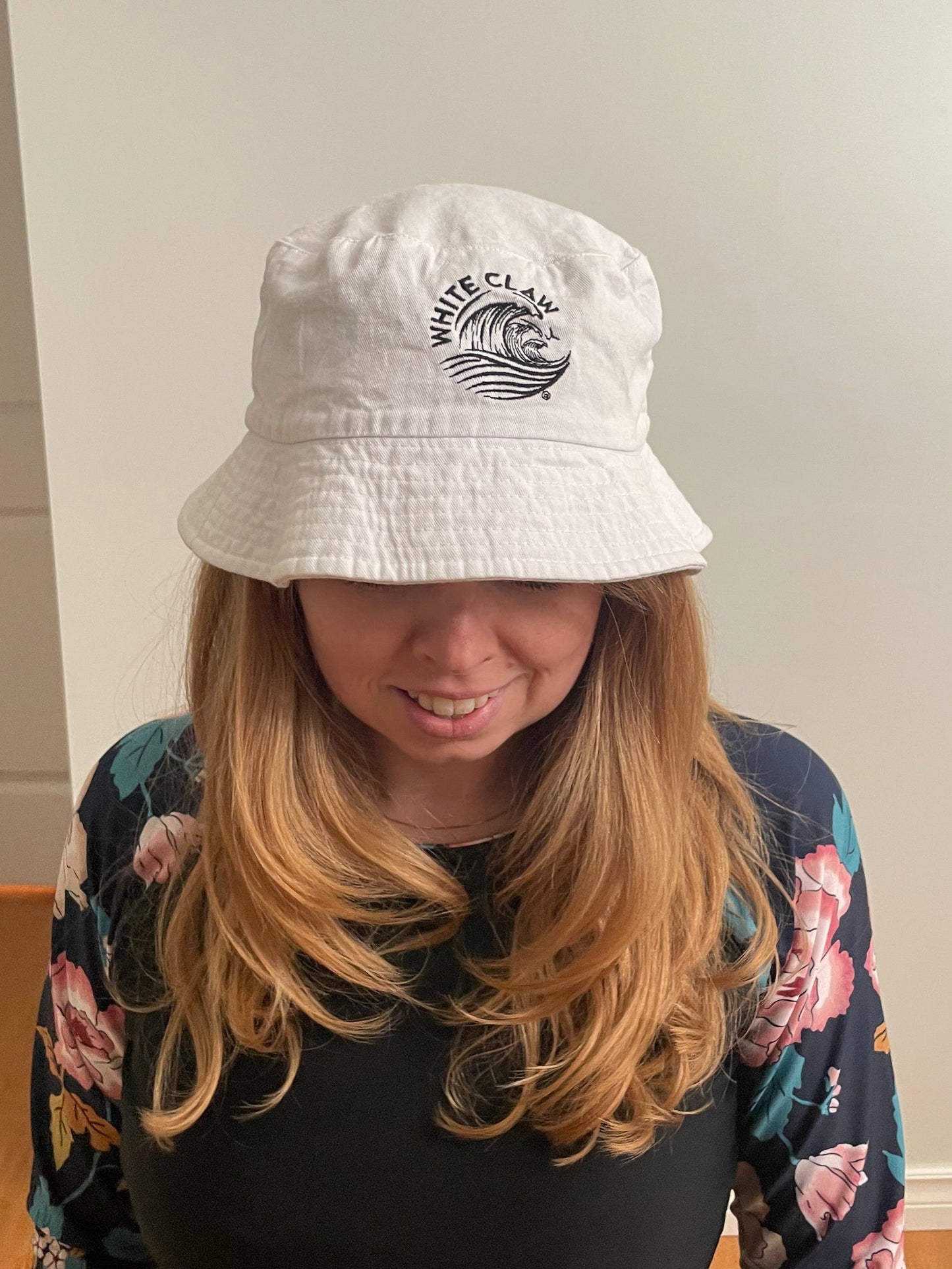 White Claw White Cotton Bucket Hat – One Size