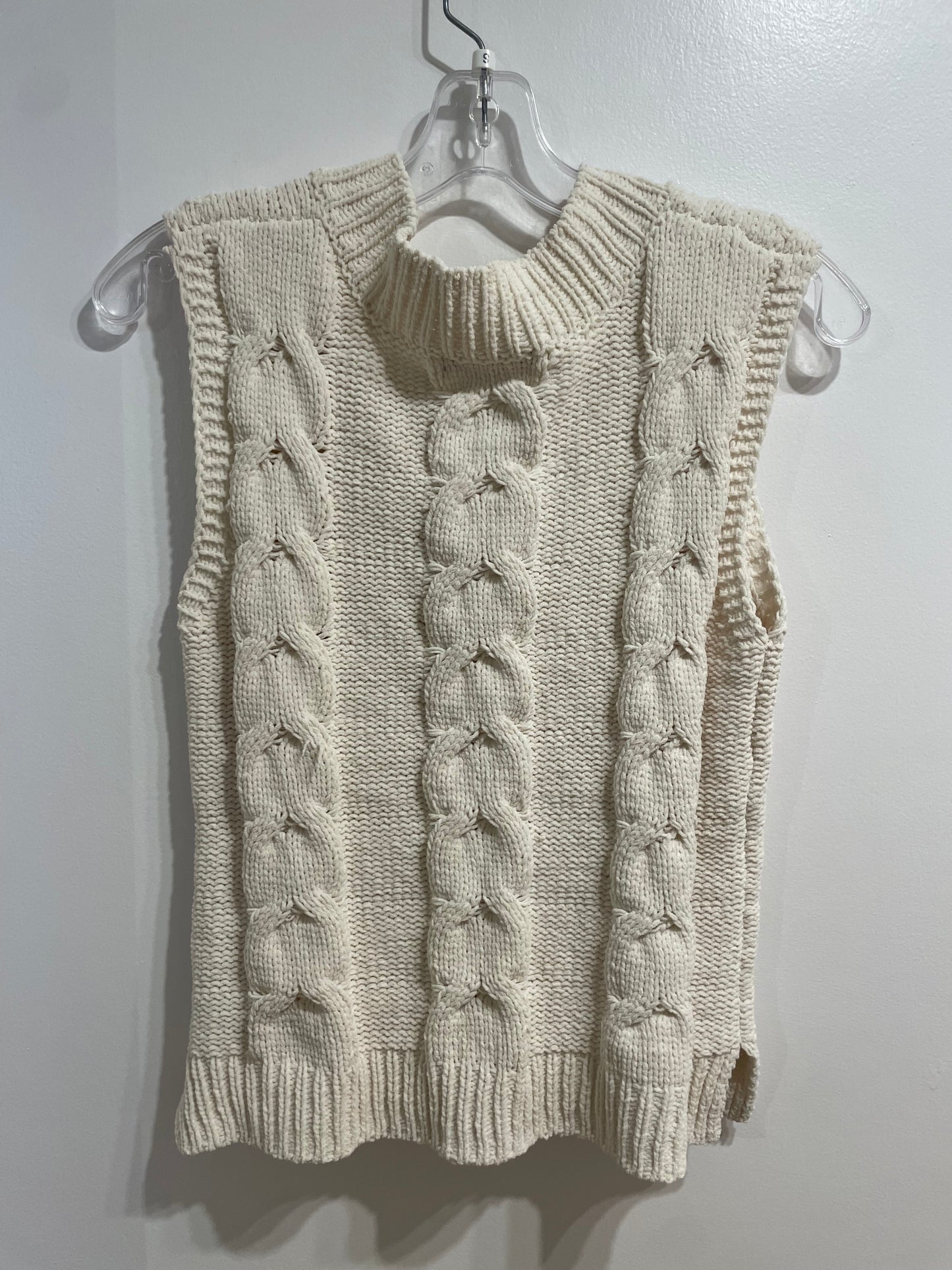Moon & Madison Cream Cable Knit Sleeveless Sweater Vest – Small - Le Prix Fashion & Consulting