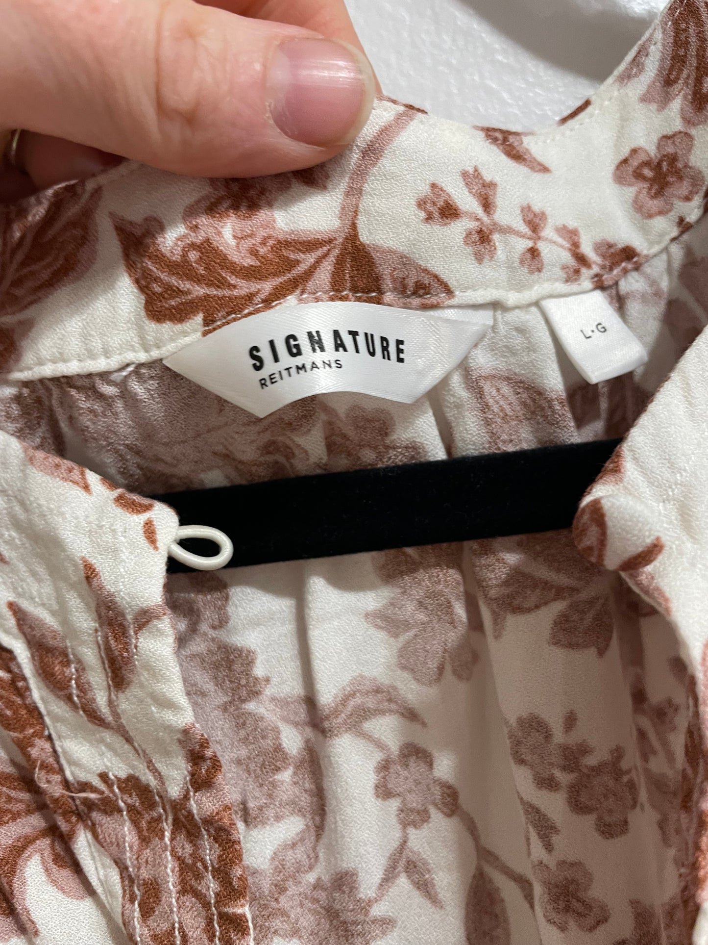 Signature Reitmans Ivory & Rust Floral Viscose Blouse – Large