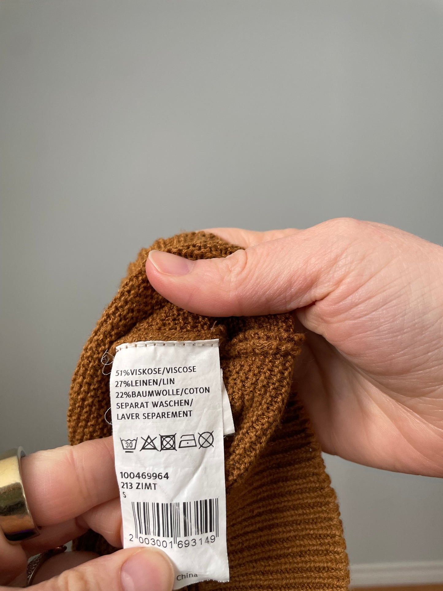 Manor Woman Camel Linen Blend V-Neck Knit Sweater – Small