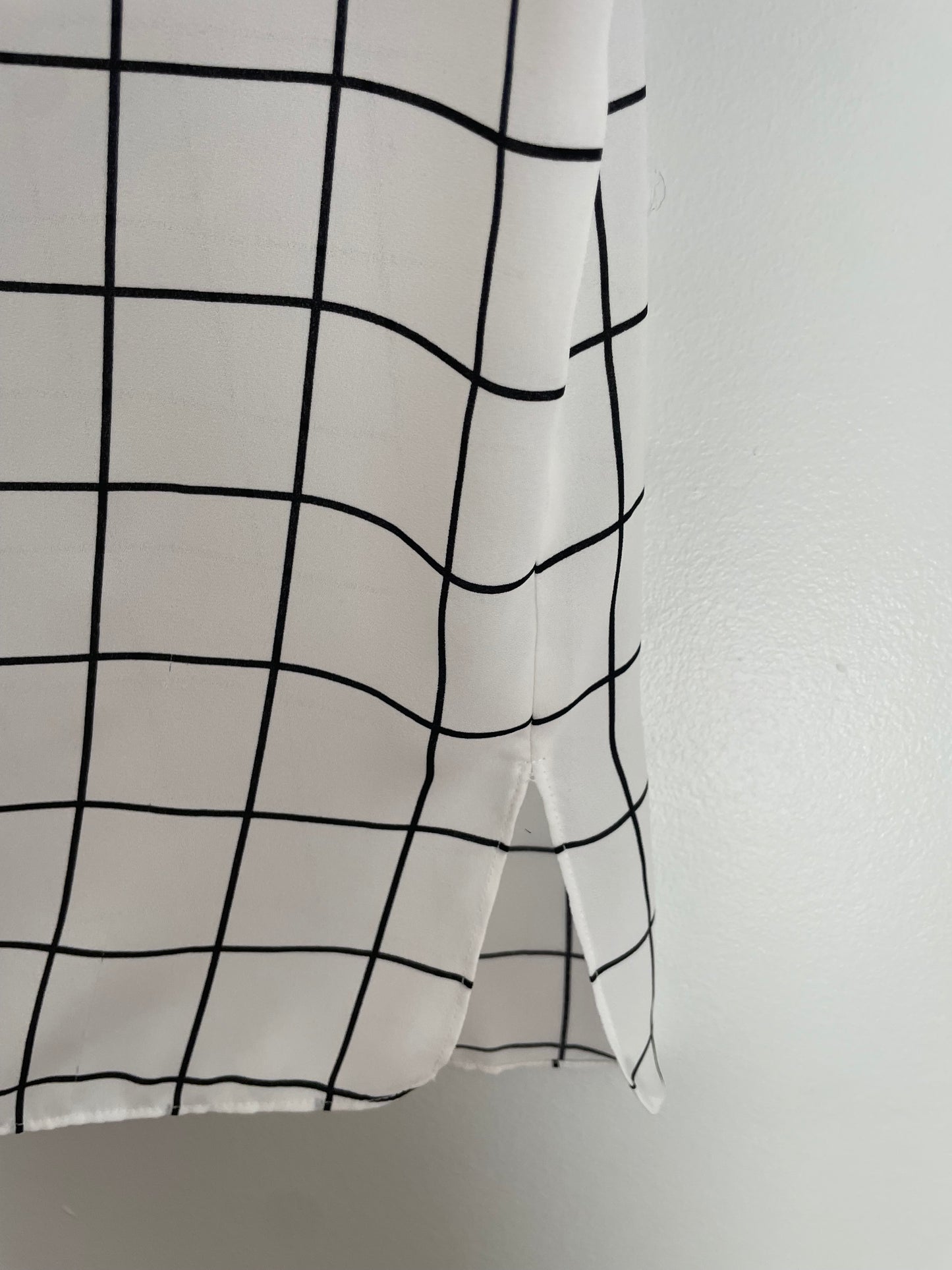 Vince Camuto White & Black Windowpane Tie-Neck Blouse – Medium