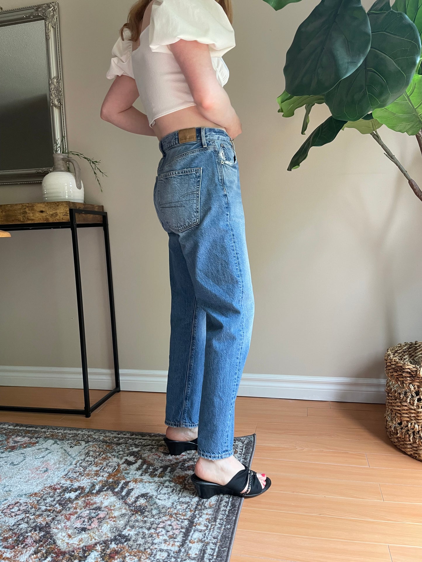 American Eagle Light Wash Barrel Leg Distressed 90's Boyfriend Jeans - Size 6