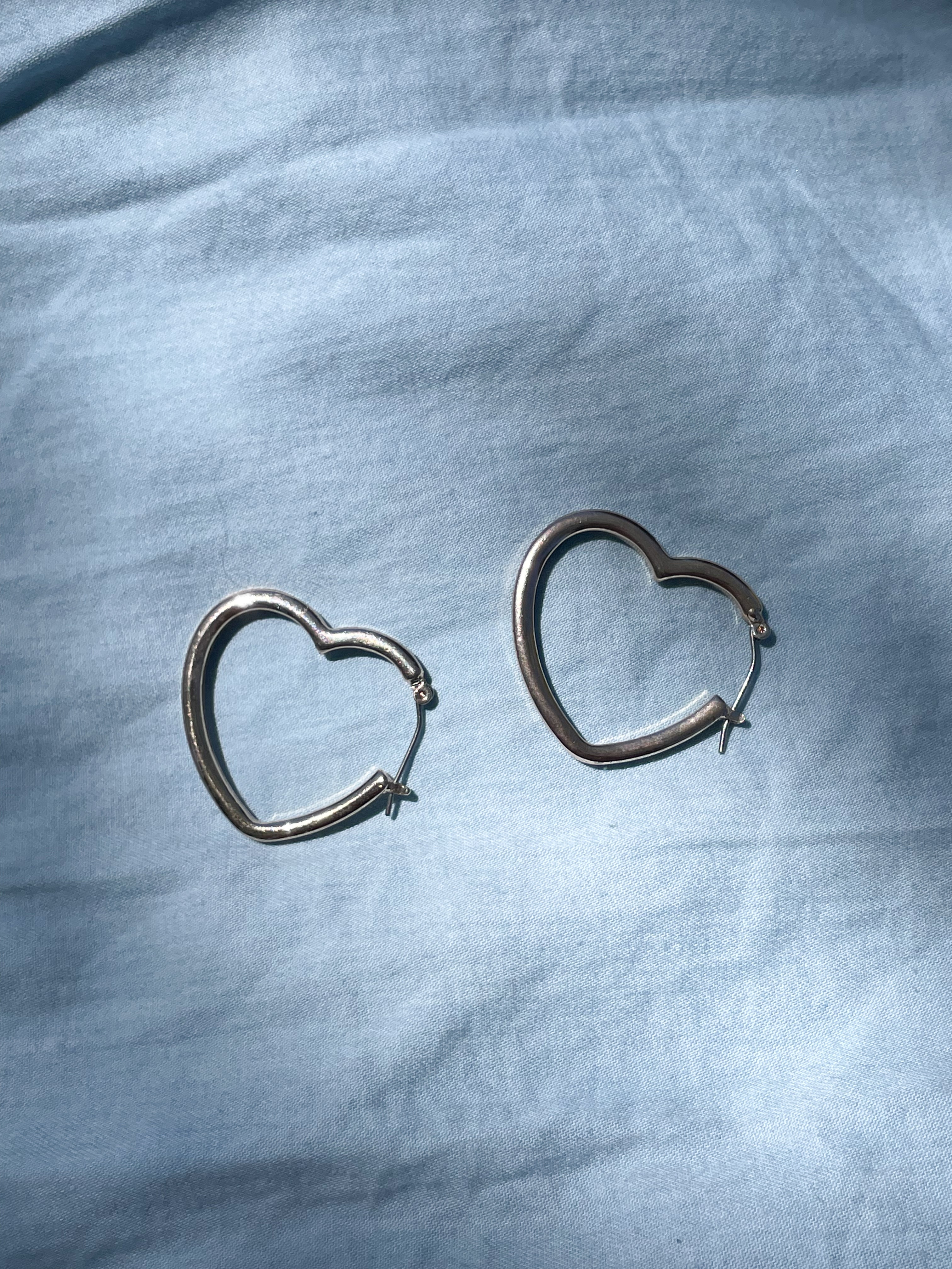 Gold Heart Hoop Earrings – Le Prix Fashion & Consulting