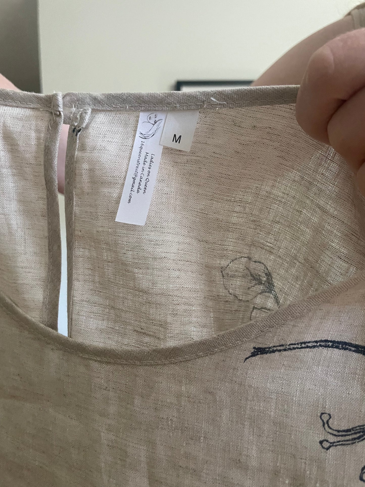Ladies on Queen Cream Linen Floral Short Sleeve Top - Medium