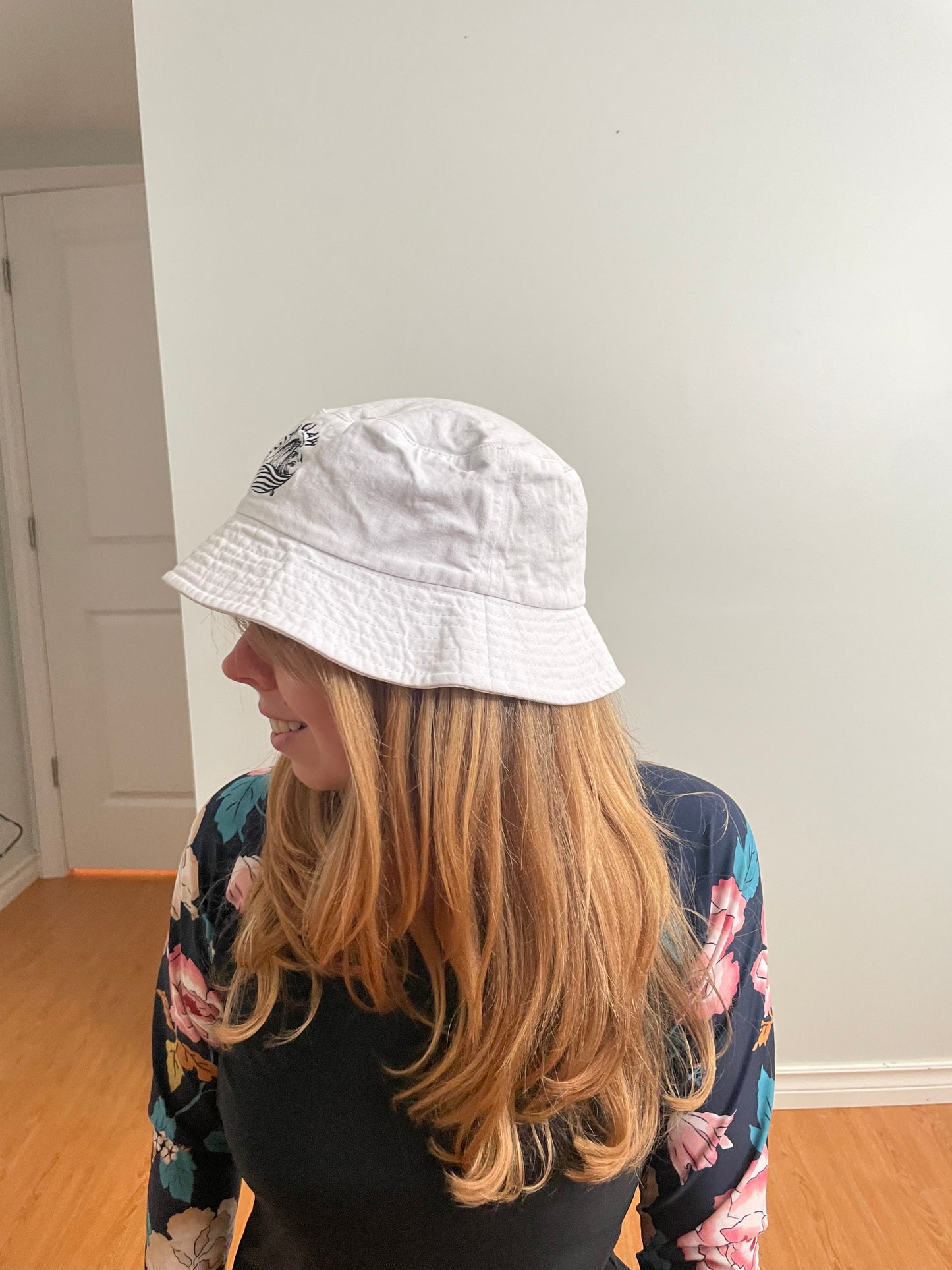 White Claw White Cotton Bucket Hat – One Size