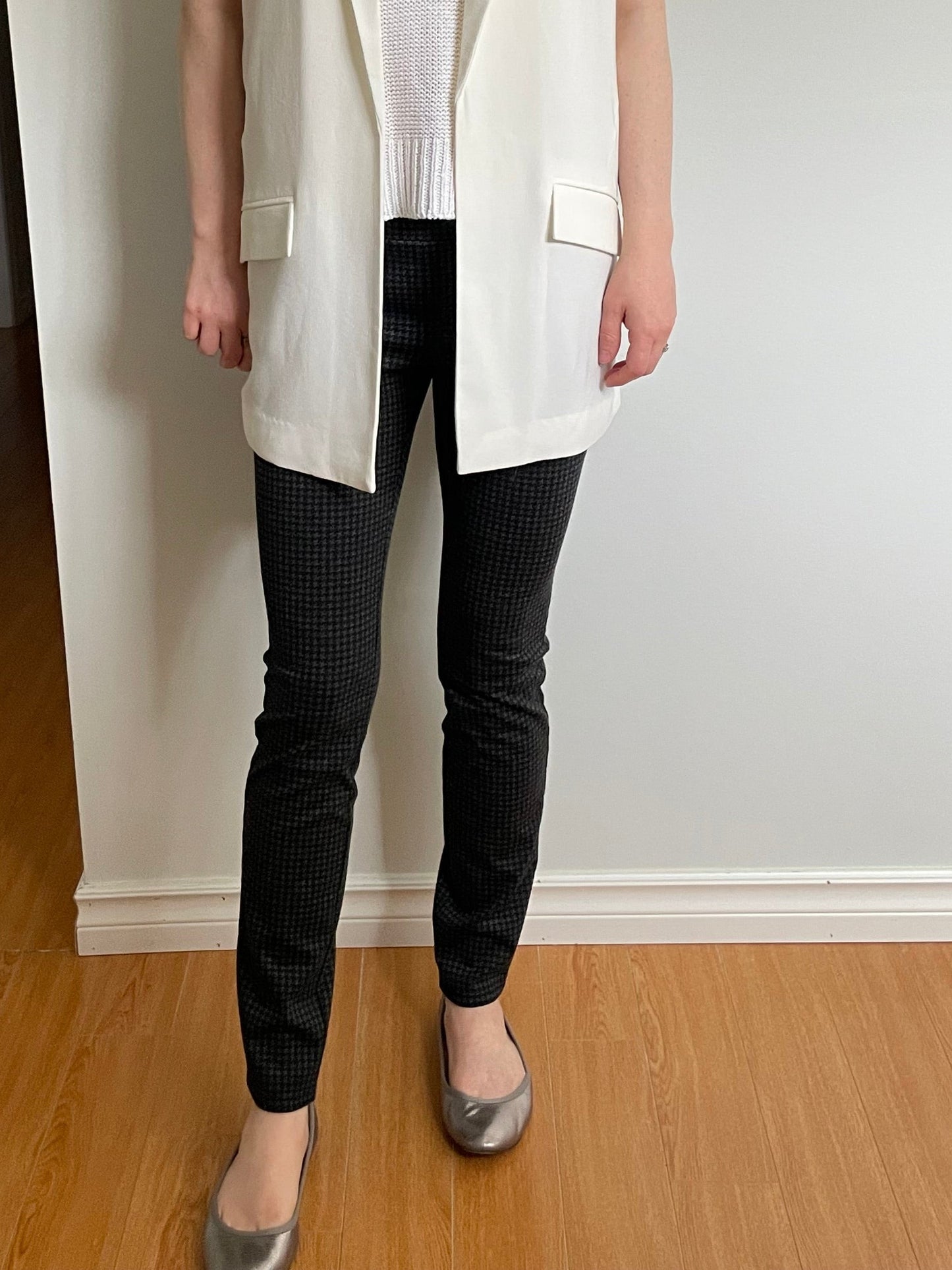 White House Black Market Grey Houndstooth Ponte Pants - Small
