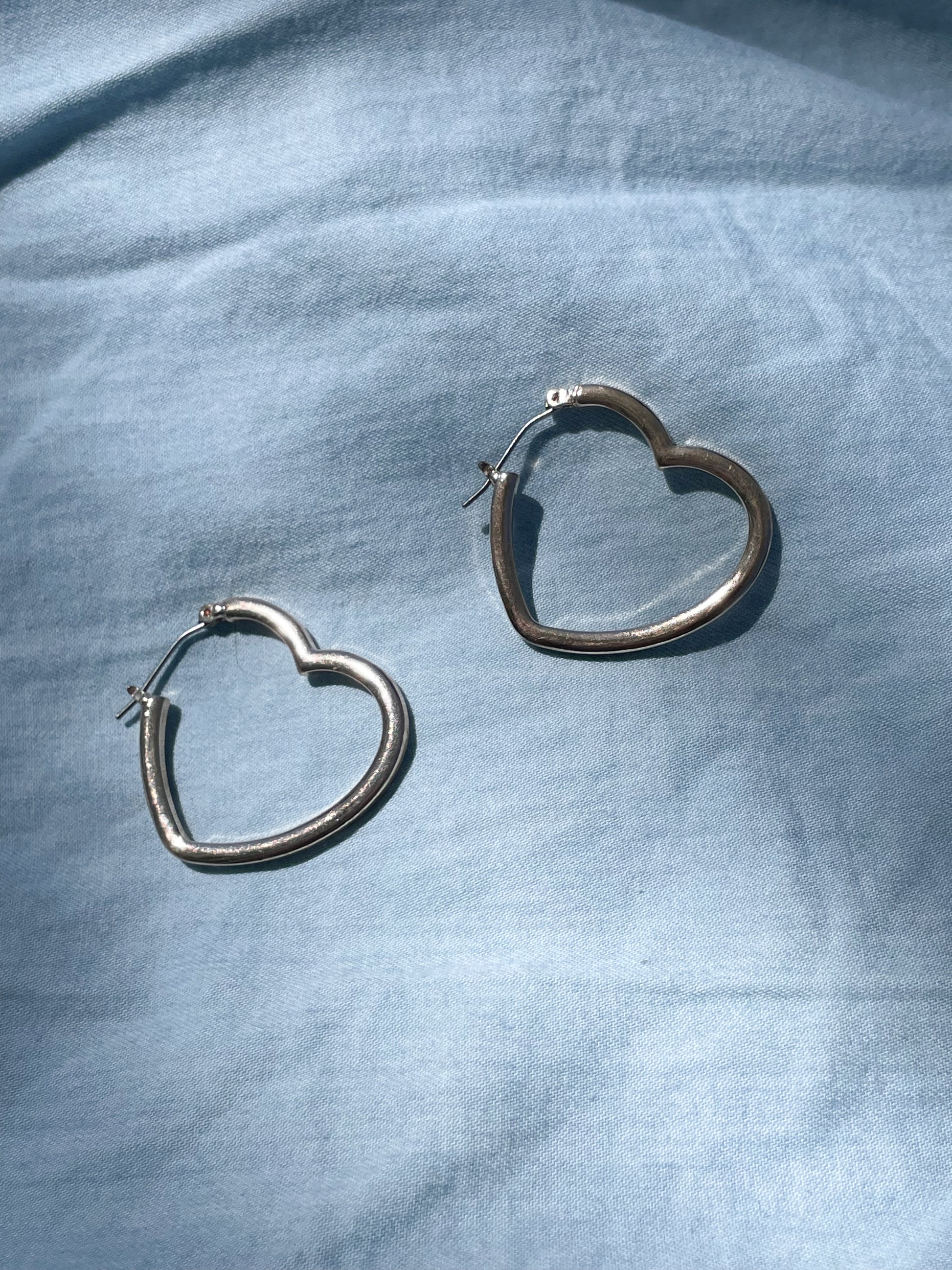 Gold Heart Hoop Earrings – Le Prix Fashion & Consulting