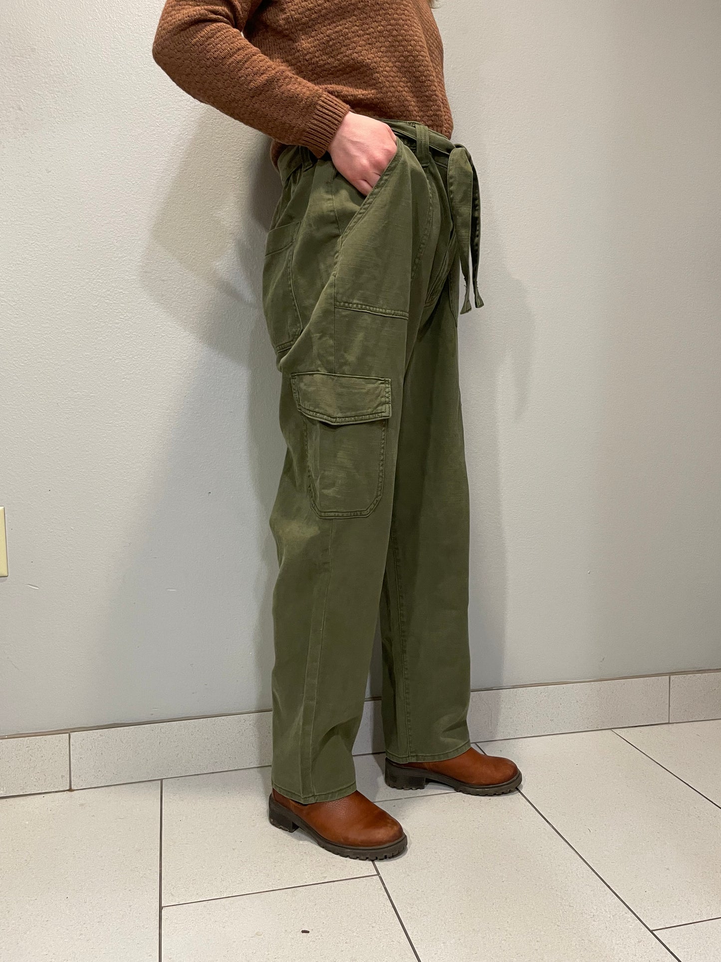 a.n.a Olive Green High-Rise Tapered Cargo Pants NWT – Size 10