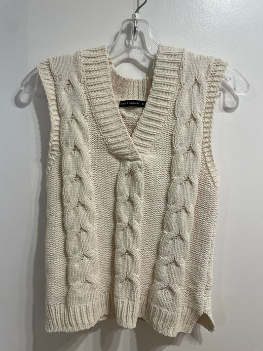 Moon & Madison Cream Cable Knit Sleeveless Sweater Vest – Small - Le Prix Fashion & Consulting