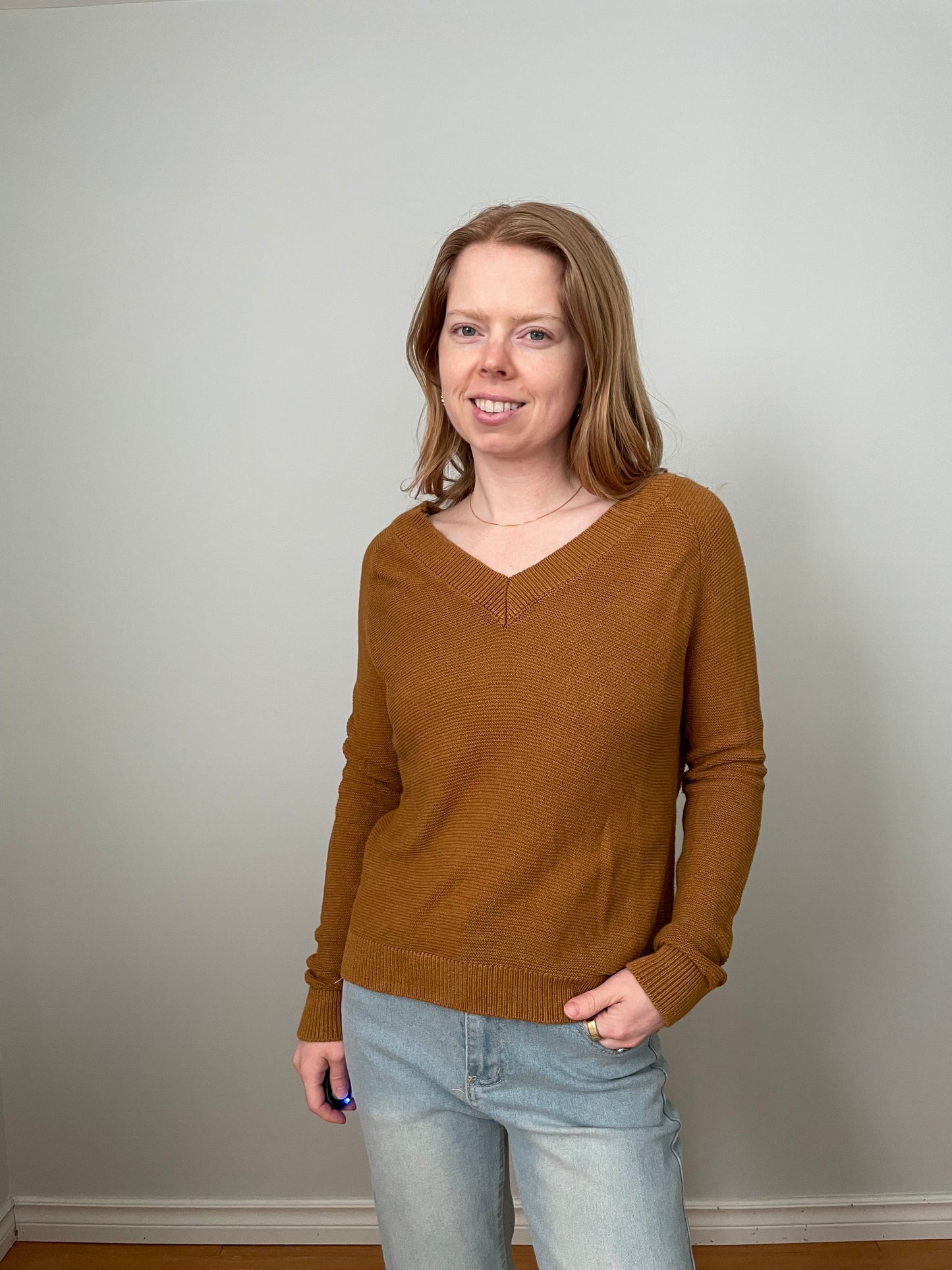 Manor Woman Camel Linen Blend V-Neck Knit Sweater – Small