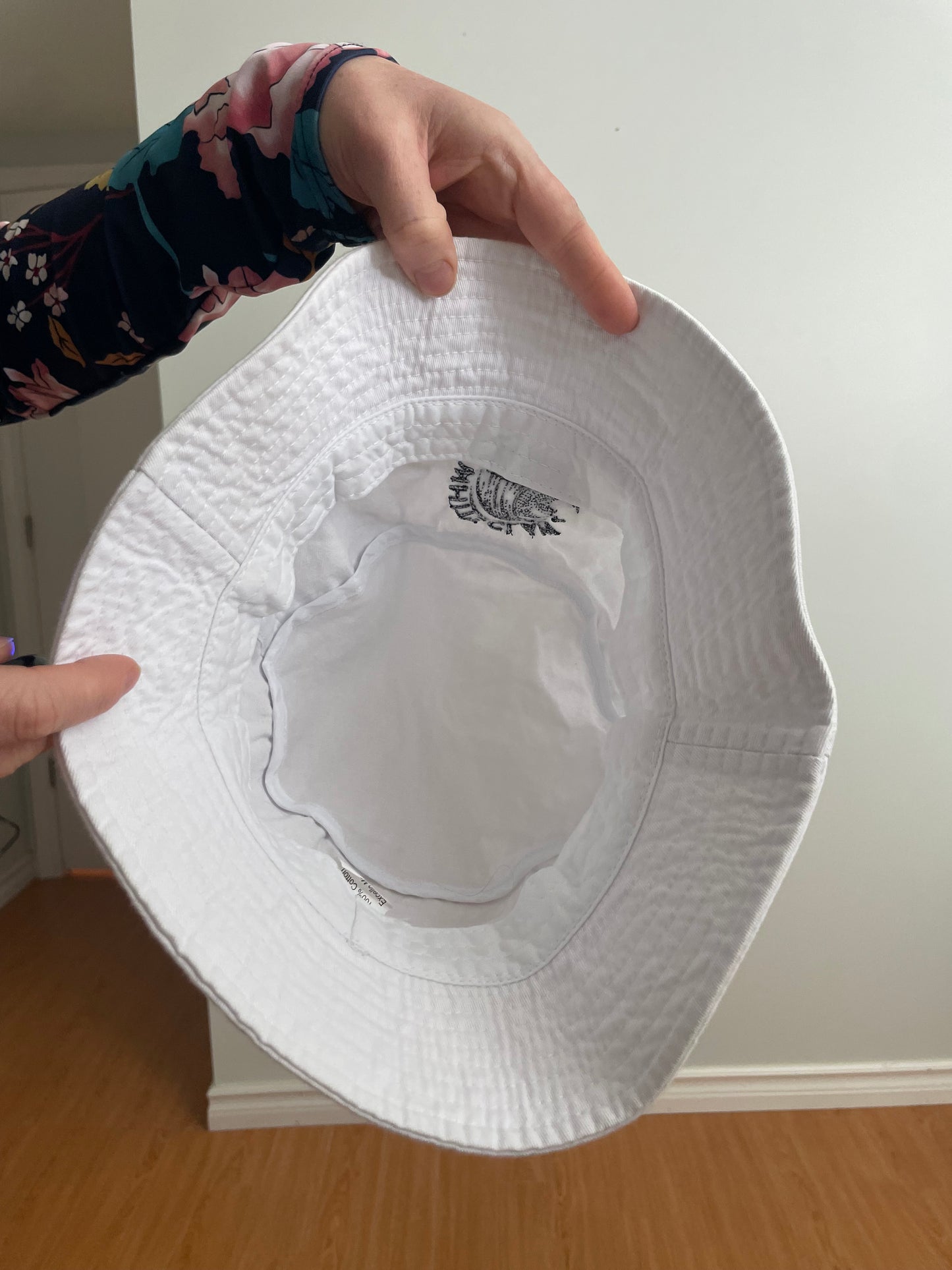 White Claw White Cotton Bucket Hat – One Size