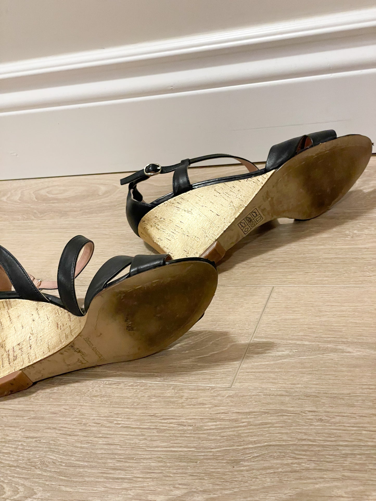 Enzo Angiolini Black Leather Strappy Sandals with Gold Wedge – Size 7.5