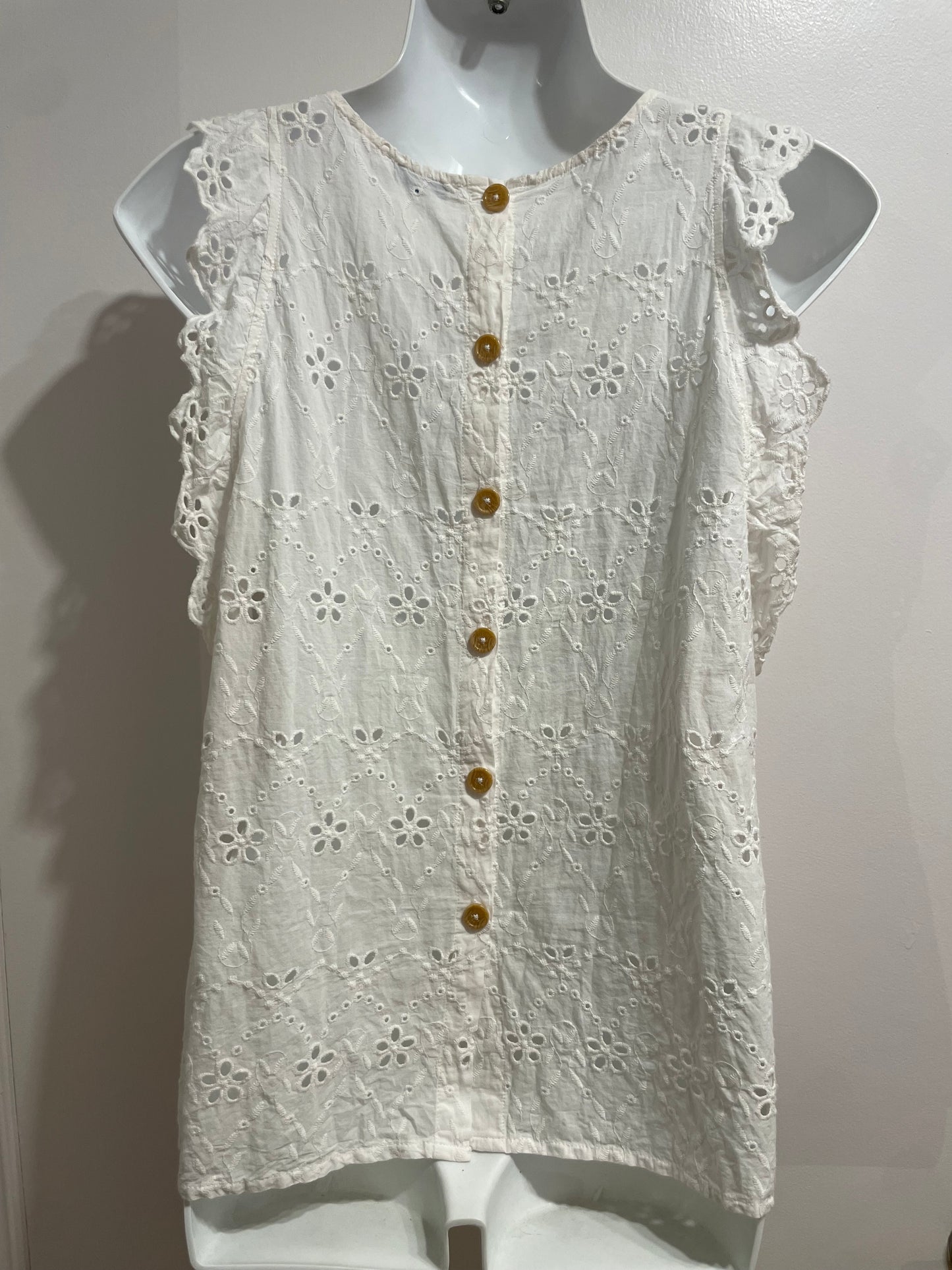 Ricki’s White Cotton Eyelet Ruffle Sleeve Button Back Top - Medium