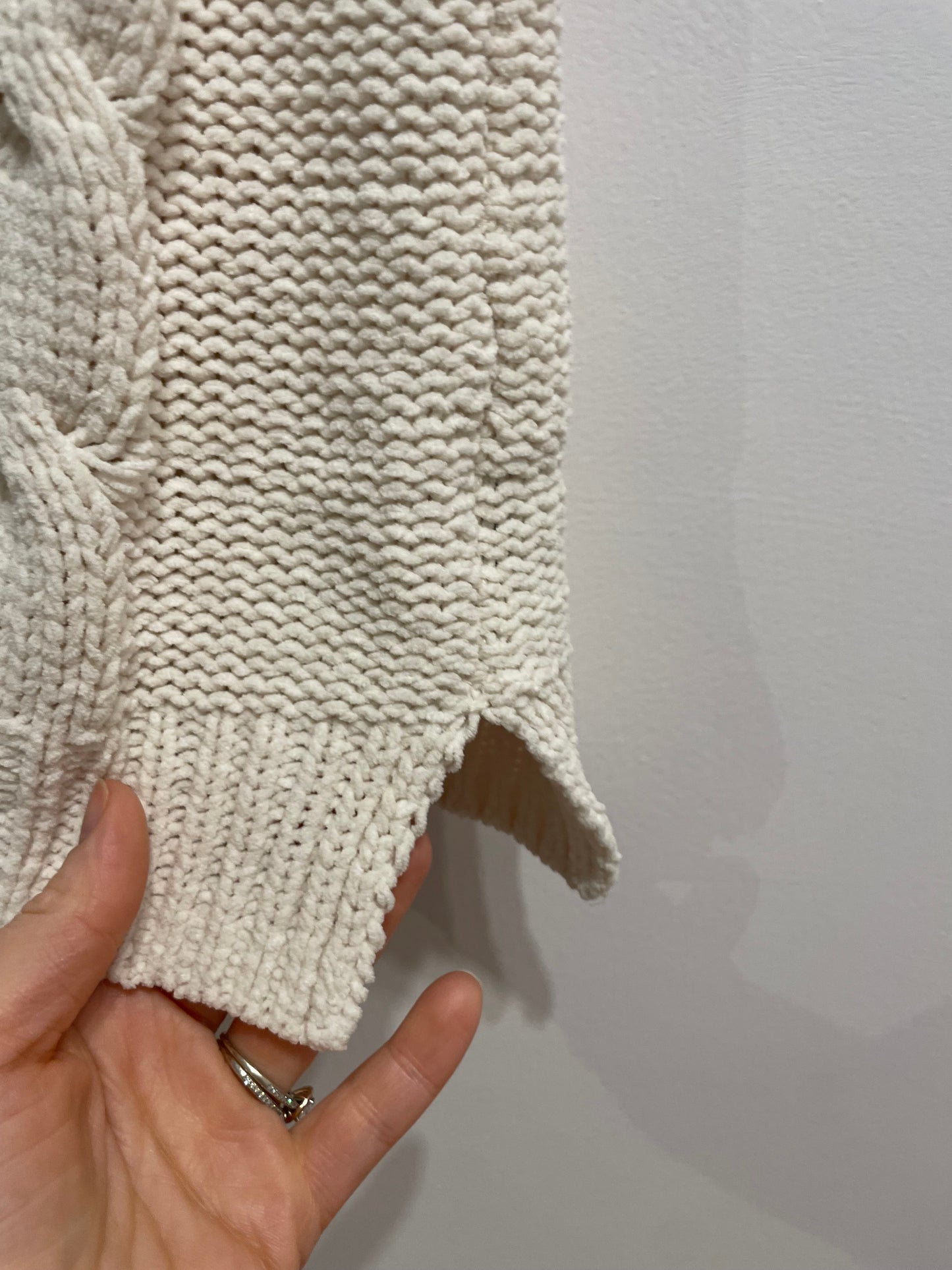 Moon & Madison Cream Cable Knit Sleeveless Sweater Vest – Small - Le Prix Fashion & Consulting