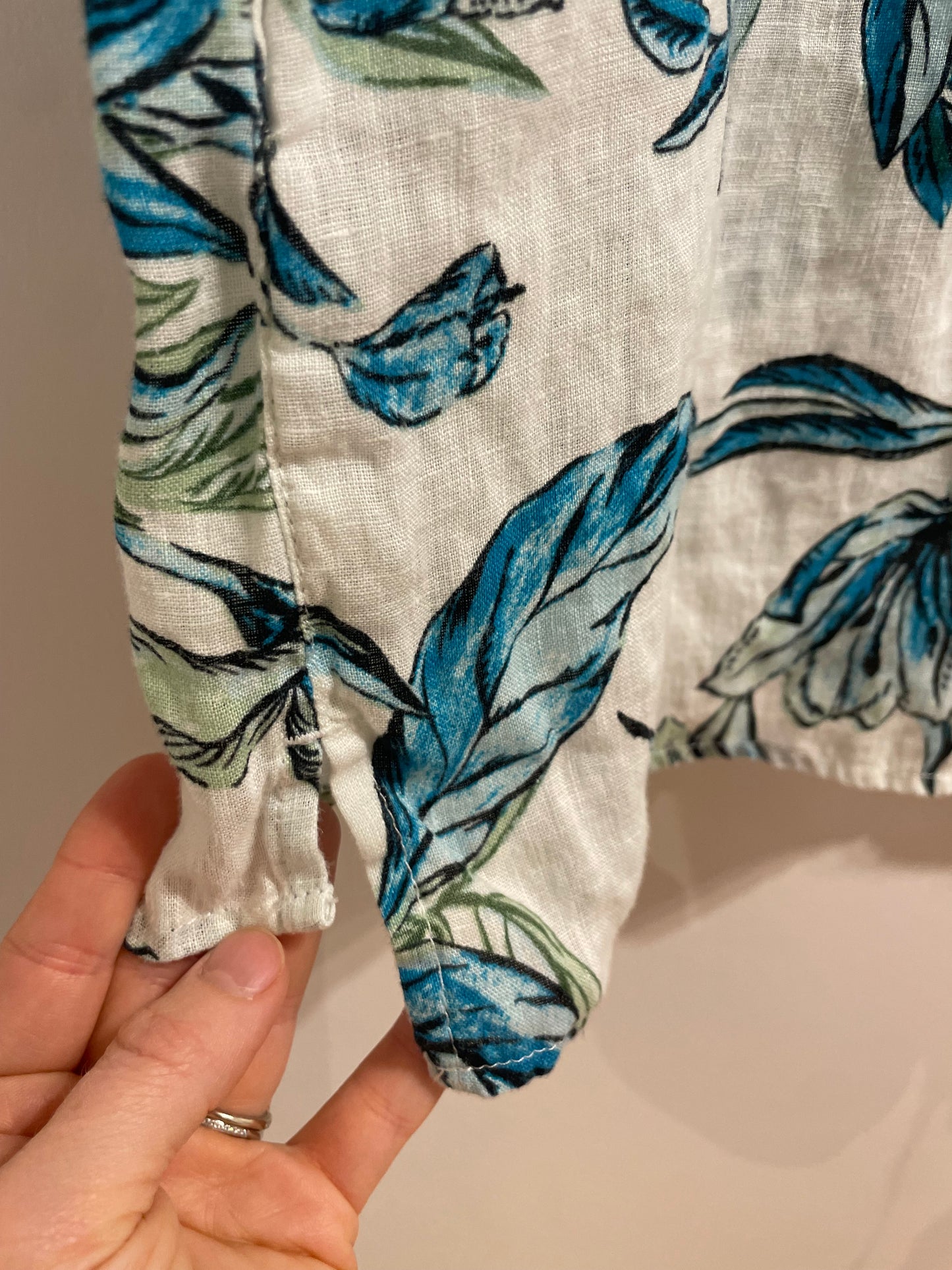 Tahari Blue Botanical Linen Short Sleeve Shirt - Large