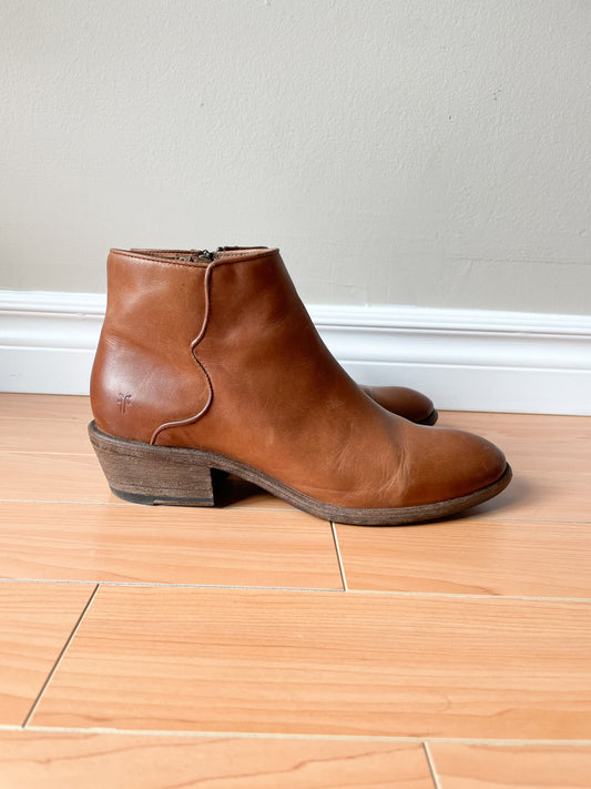 Frye Leather Carson Piping Ankle Boots in Caramel Antique - Size 8.5