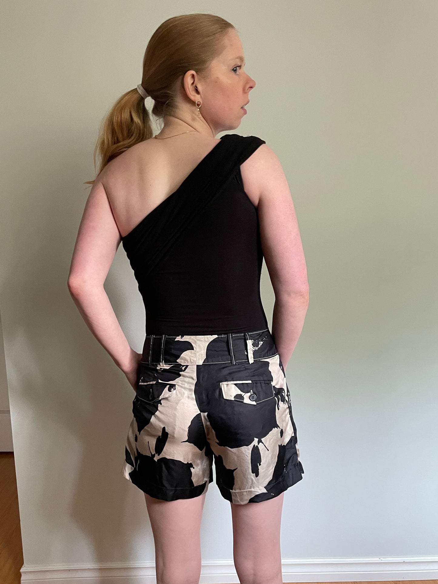 Club Monaco Black & Champagne Floral Silk Shorts – Size 2