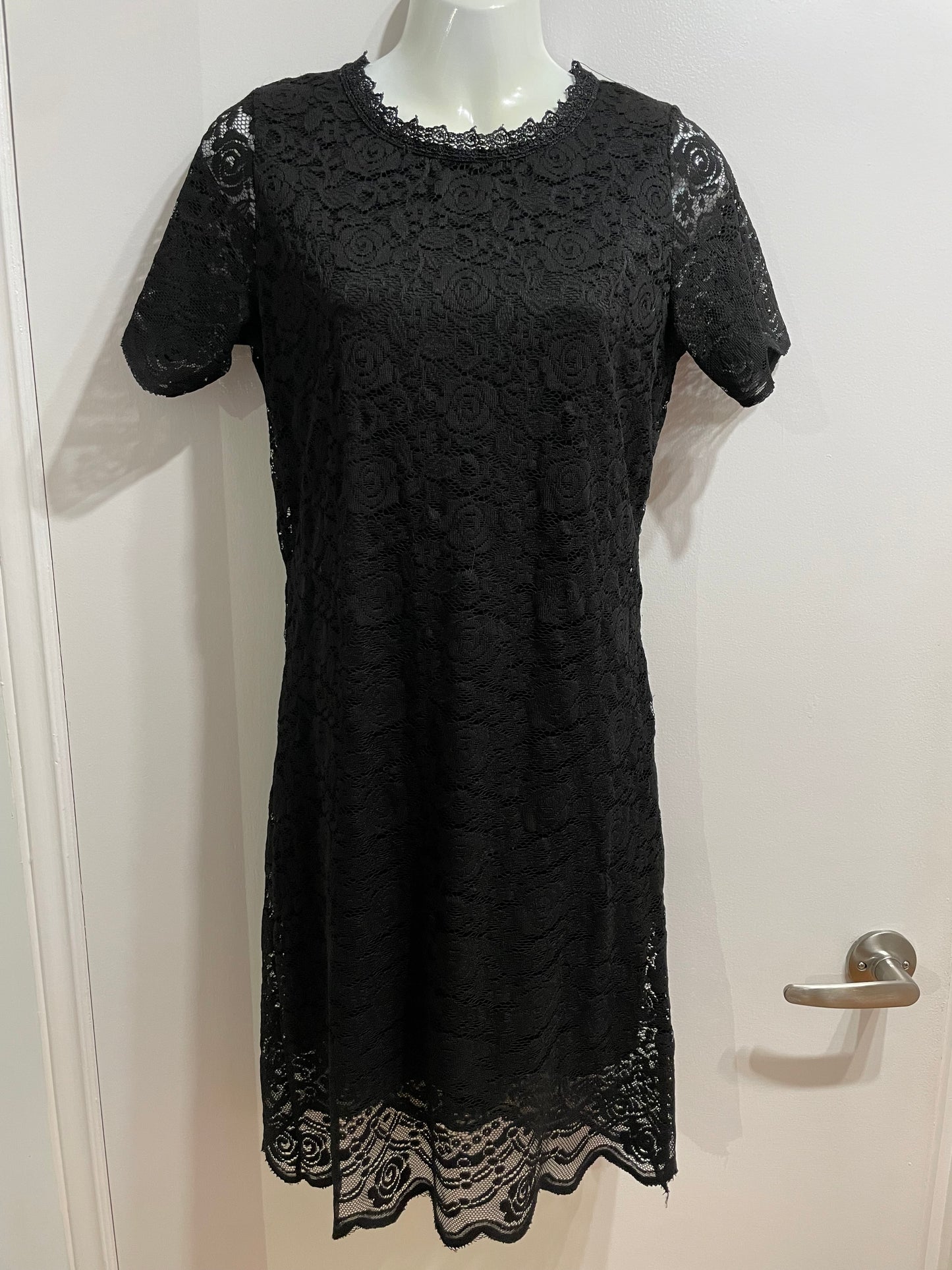 Classic Black Lace Short-Sleeve Shift Dress – Small