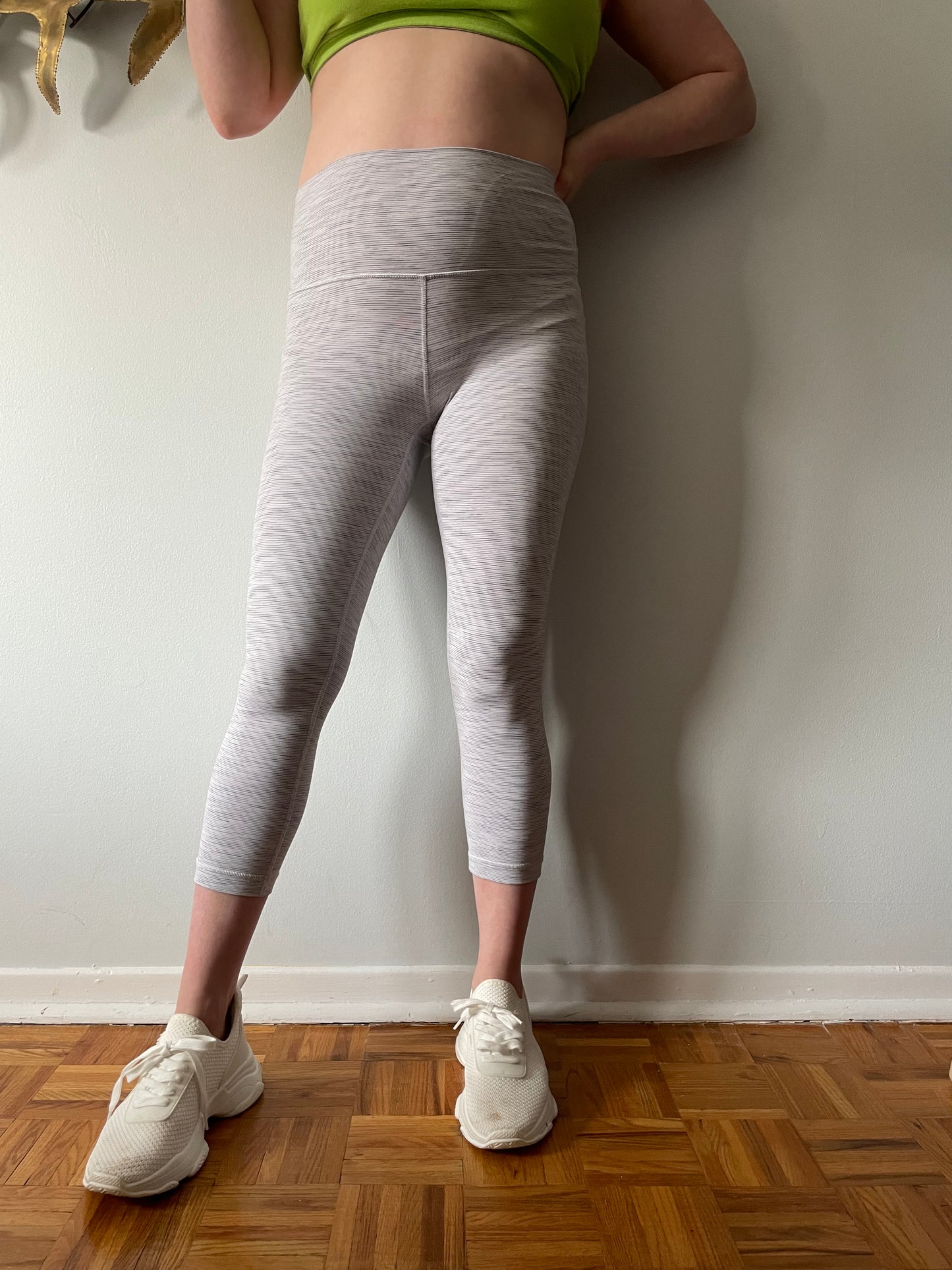 Lululemon Heathered Grey High Rise Cropped Leggings - Size 6 – Le