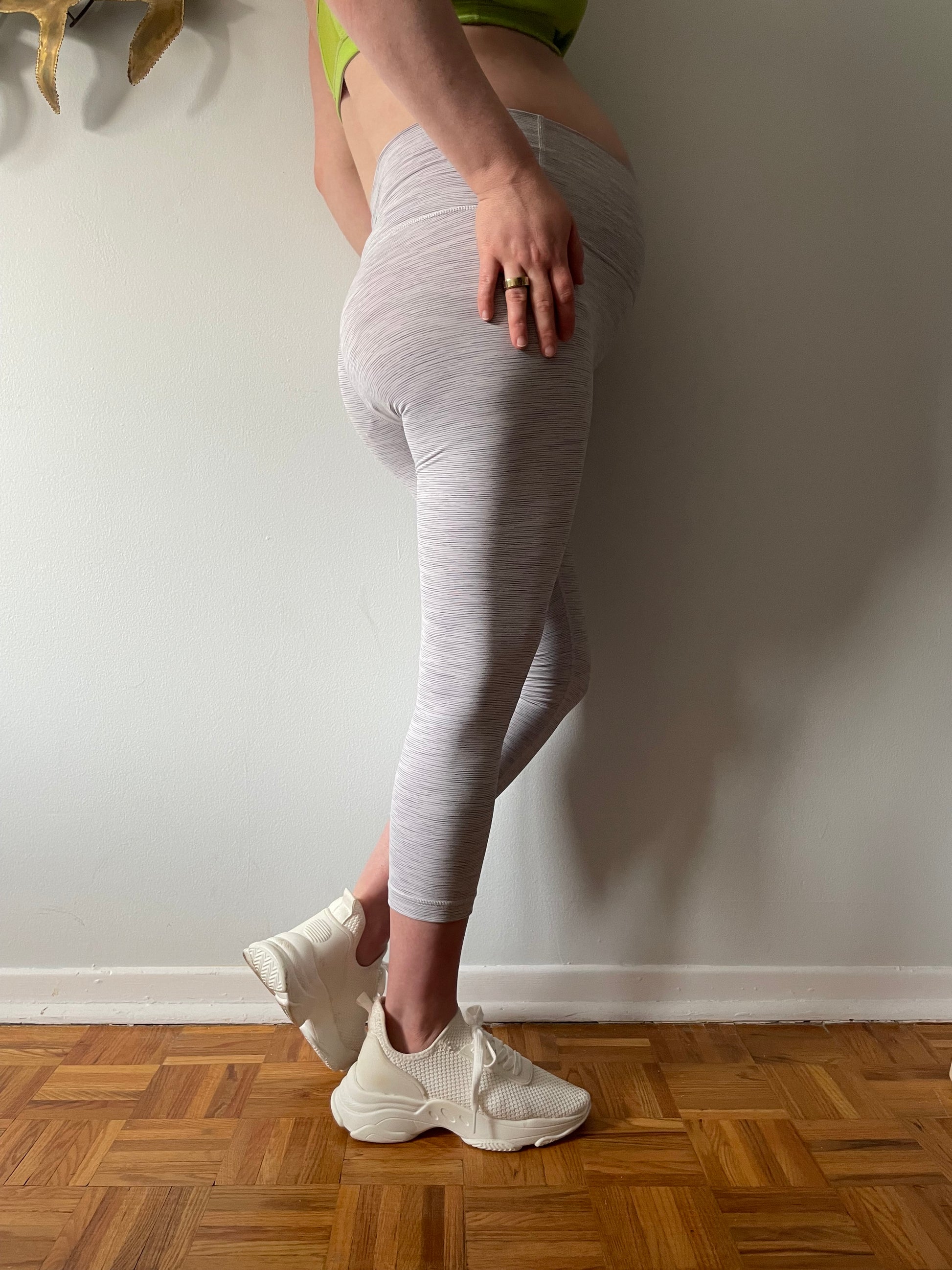 Lululemon Heathered Grey High Rise Cropped Leggings - Size 6 – Le