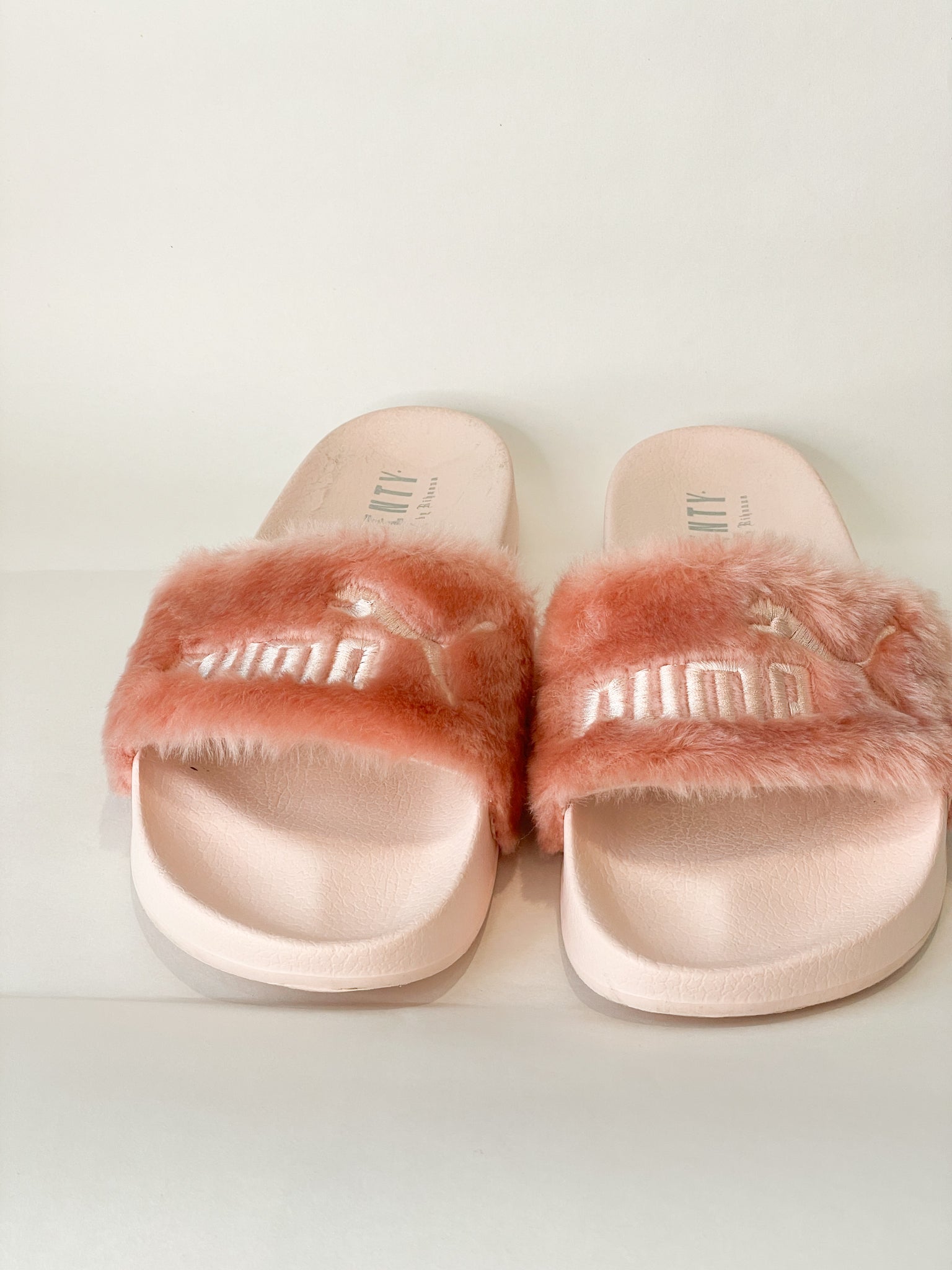 Huichelaar deugd Leven van Fenty X Puma Light Pink Fuzzy Slide Shoes - Size 9 – Le Prix Fashion &  Consulting