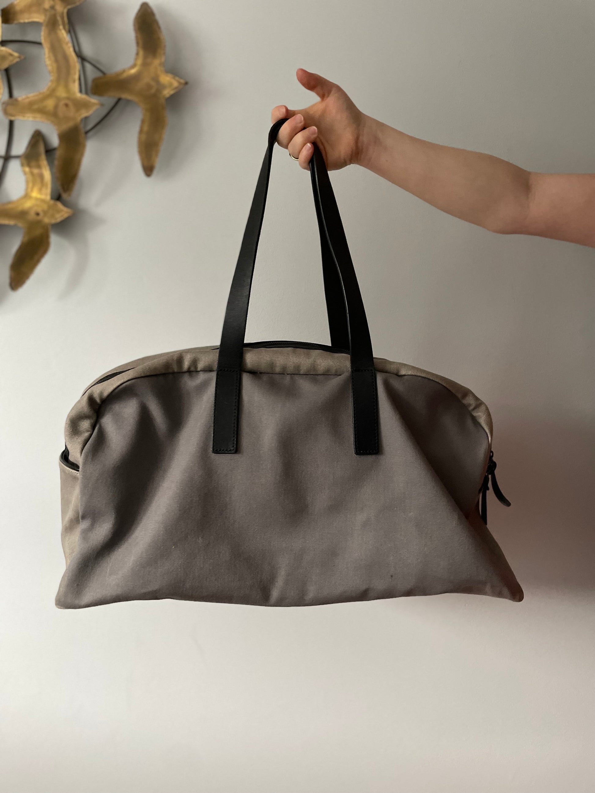 Everlane Warm Charcoal Weekender Duffel Bag – Le Prix Fashion & Consulting