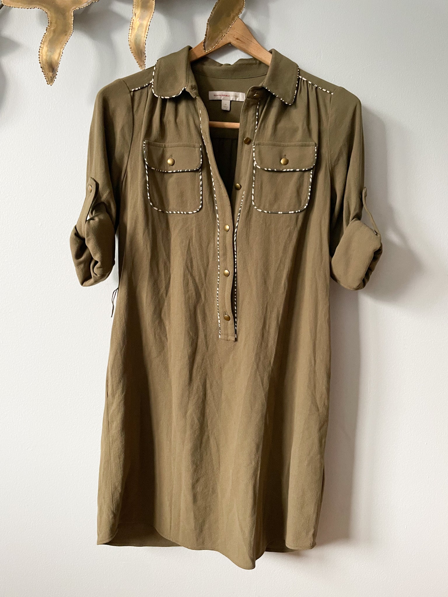 Banana Republic Olive Green Safari Collared Button Front Dress - XS/S Le Prix Fashion & Consulting Banana Republic Olive Green Safari Collared Button Front Dress - XS/S Le Prix Fashion & Consulting