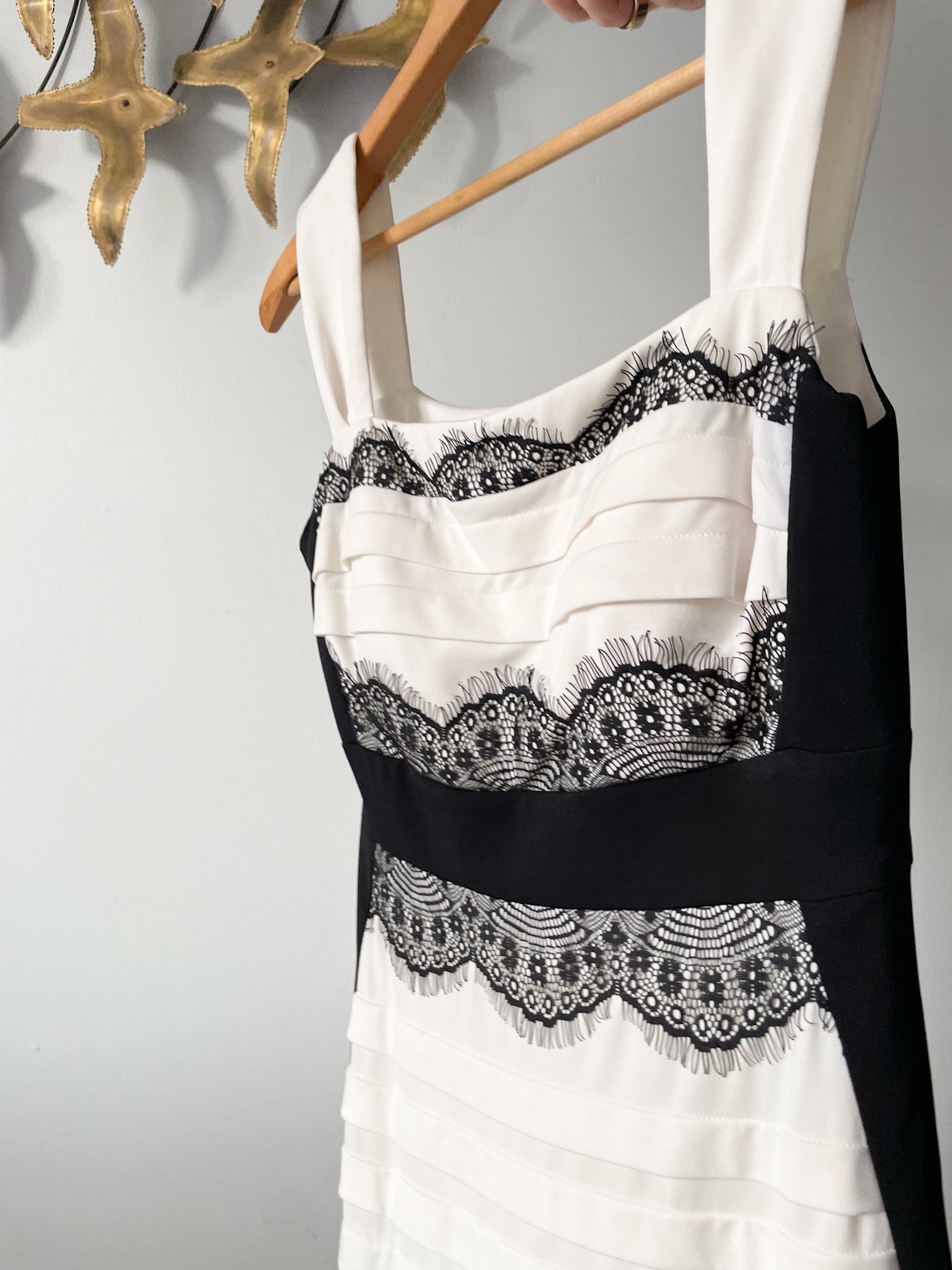 Jax White Black Colour Block Eyelash Lace Sheath Dress - Size 2 Jax White Black Colour Block Eyelash Lace Sheath Dress - Size 2