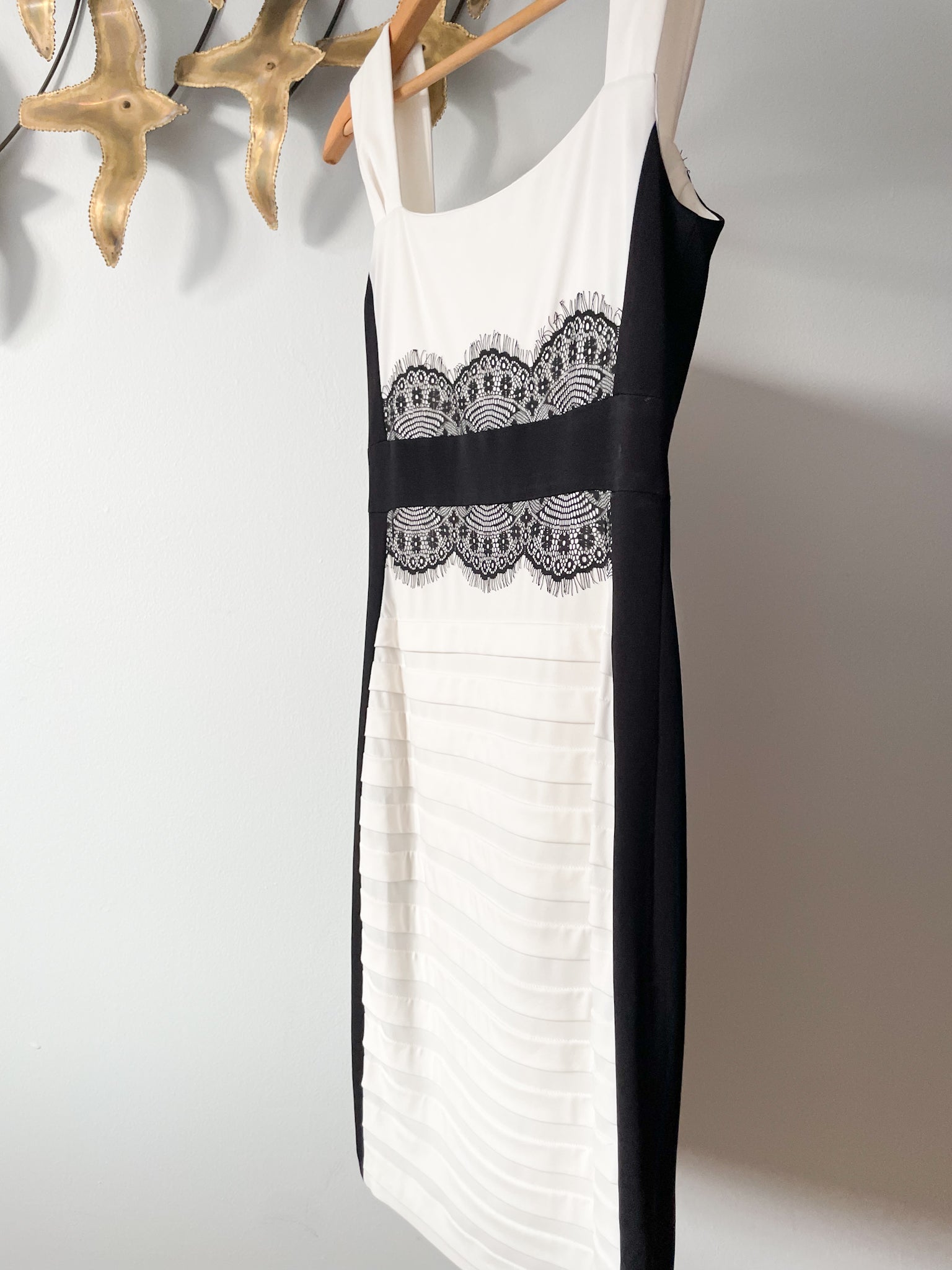 Jax White Black Colour Block Eyelash Lace Sheath Dress - Size 2 Jax White Black Colour Block Eyelash Lace Sheath Dress - Size 2