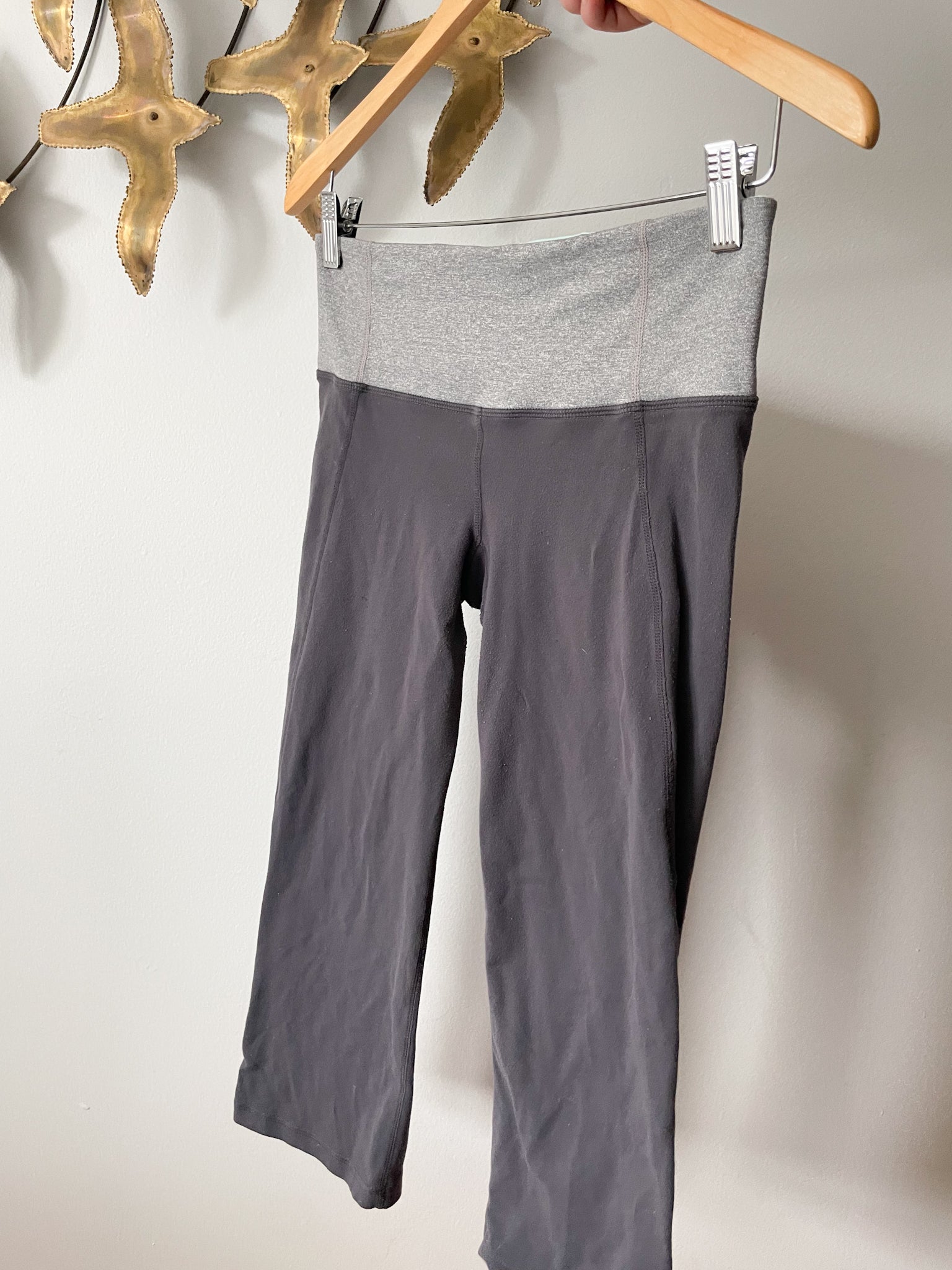 Lululemon Grey Two Toned Mid Rise Cropped Workout Straight Leg Capri P – Le  Prix Fashion & Consulting