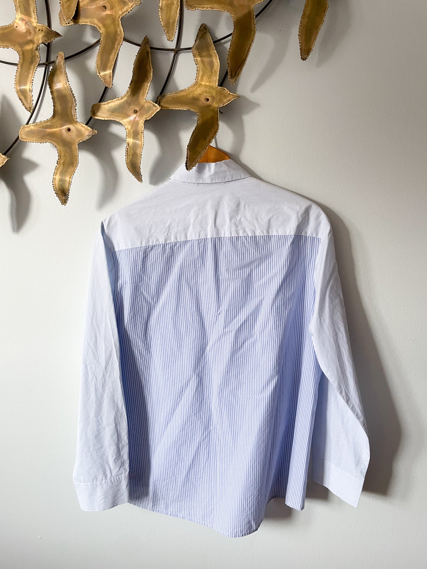 DKNY Light Blue Pinstripe Pearl Trimmed 100% Cotton Button Down Oxford Le Prix Fashion & Consulting DKNY Light Blue Pinstripe Pearl Trimmed 100% Cotton Button Down Oxford Le Prix Fashion & Consulting