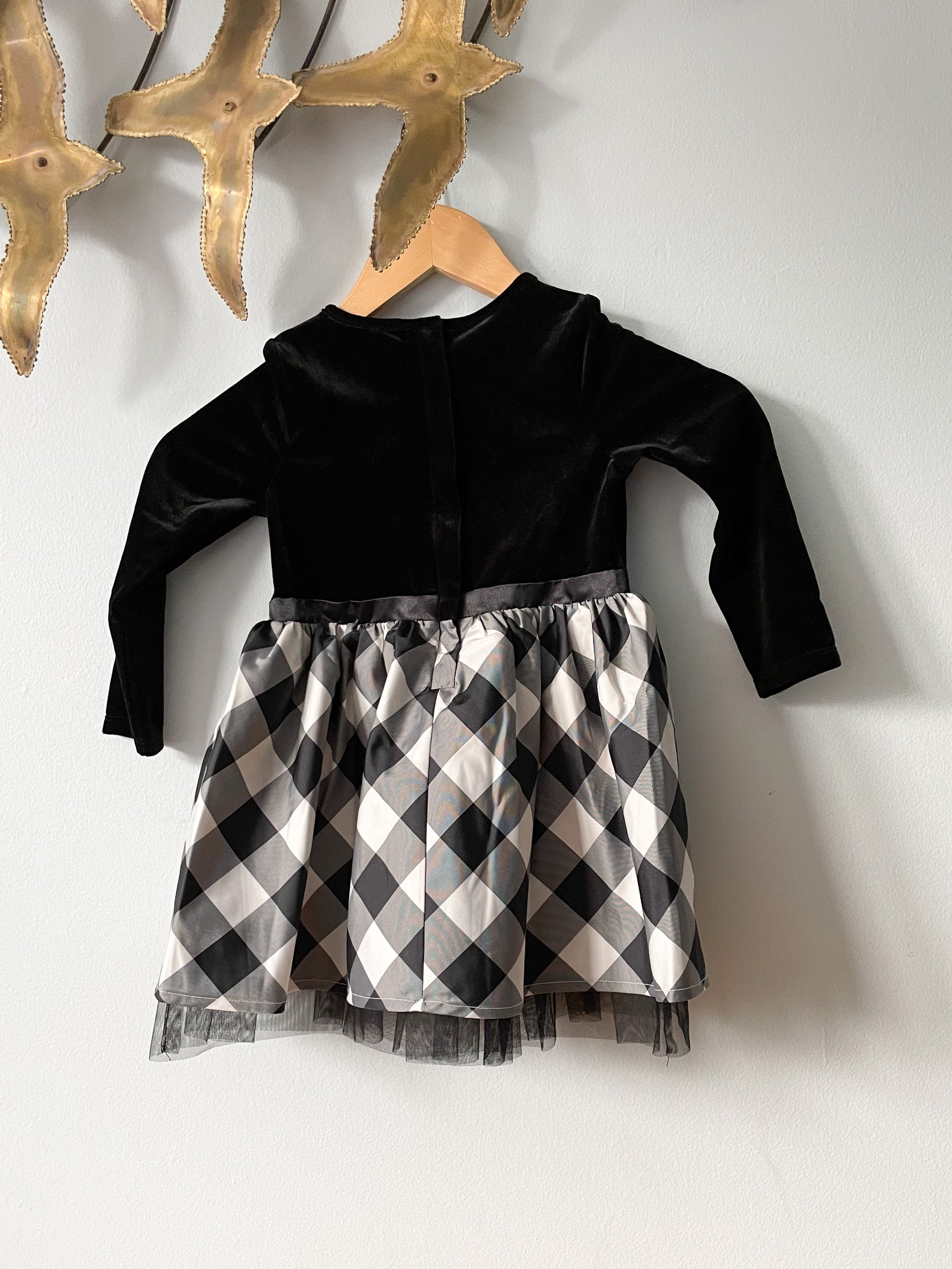 Cat and Jack Black and White Children's Dress NWT - 3T Le Prix Fashion & Consulting Cat and Jack Black and White Children's Dress NWT - 3T Le Prix Fashion & Consulting
