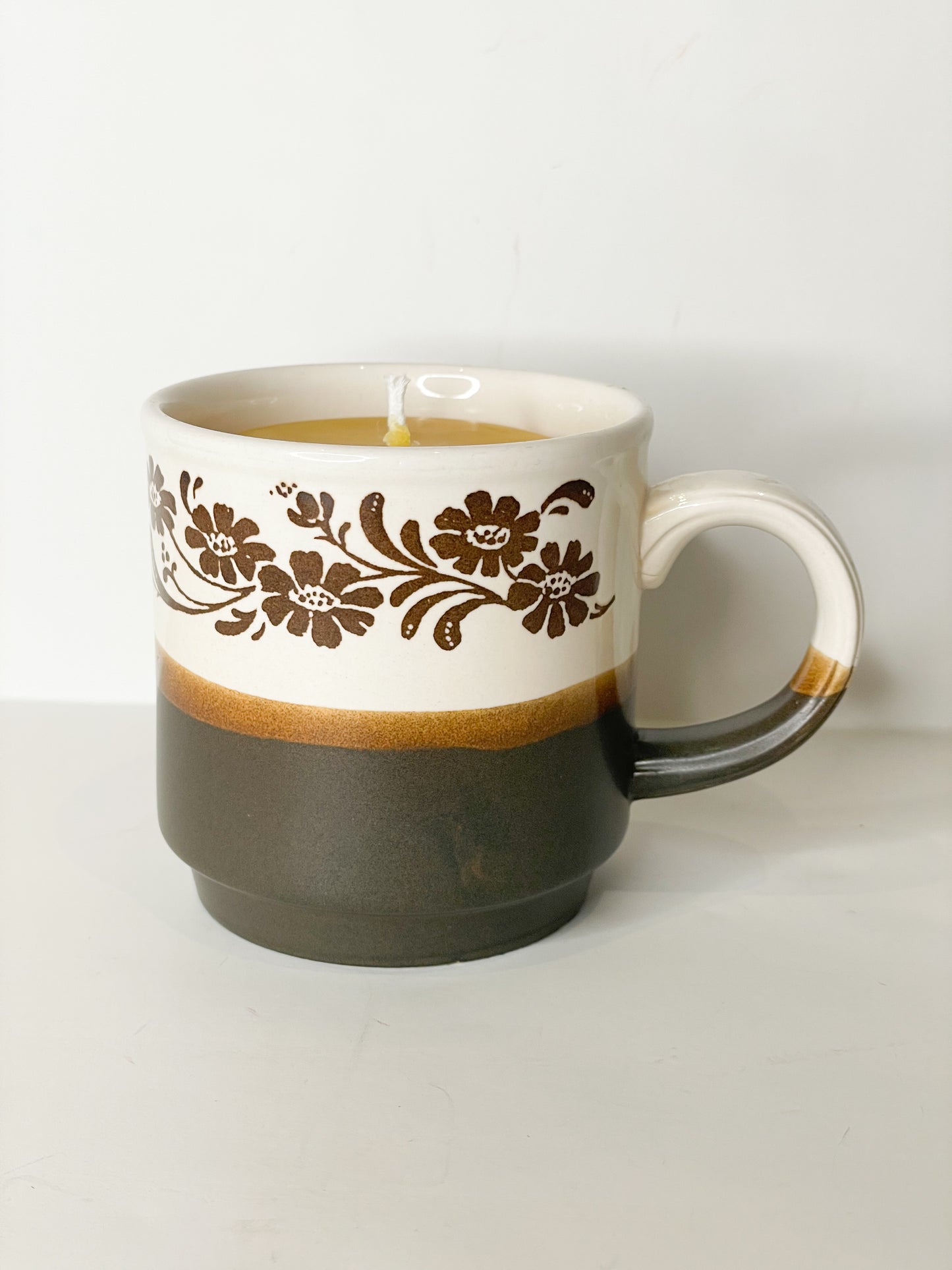 Biltons Brown Floral 100% Beeswax Upcycled Mug Candle - Clarity Floral Citrus Scent