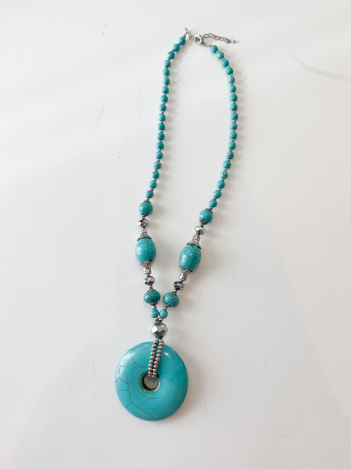 Turquoise-Like Beaded Pendent Necklace