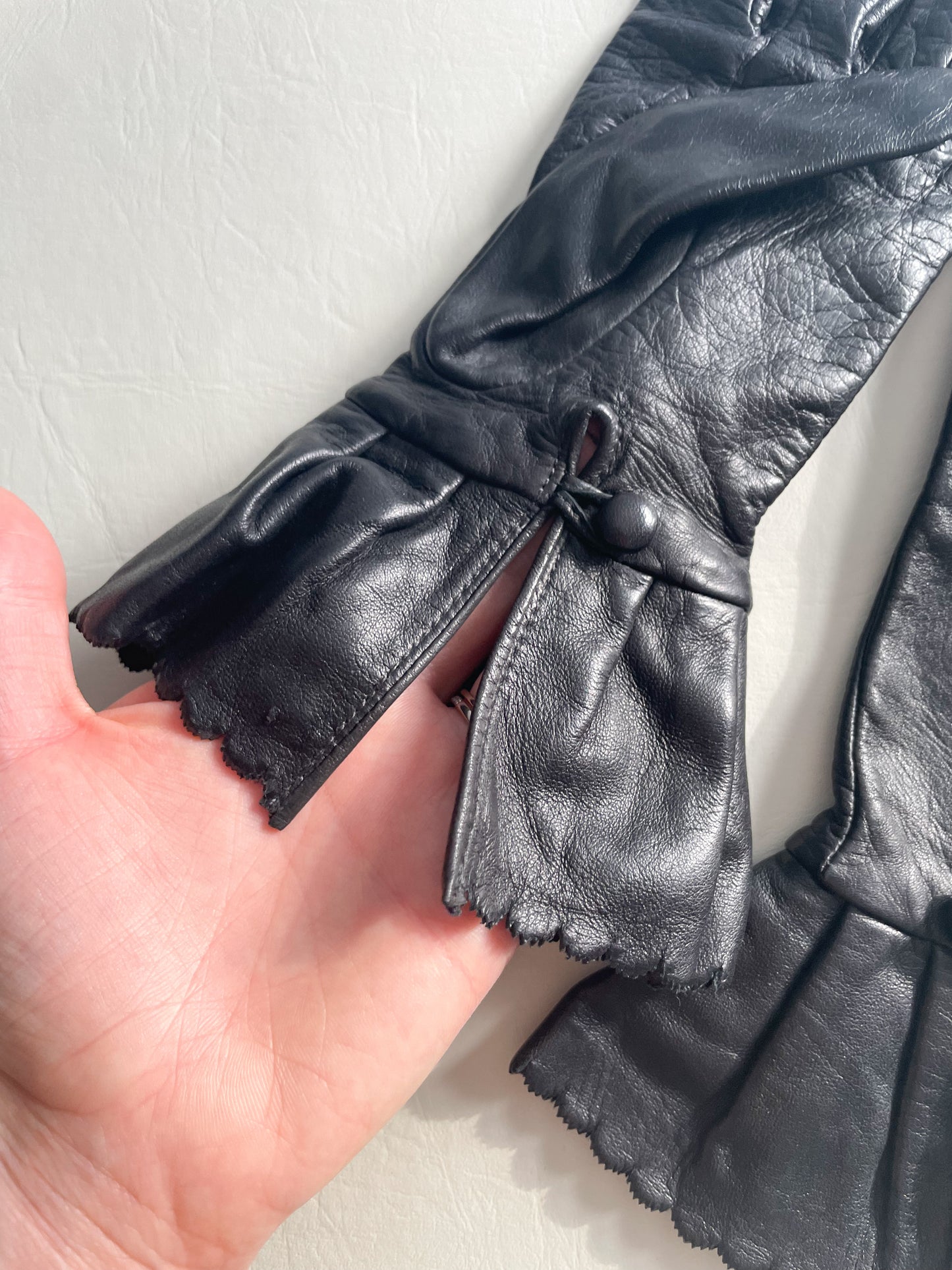 Danier Black Leather Ruffle Gloves - XS