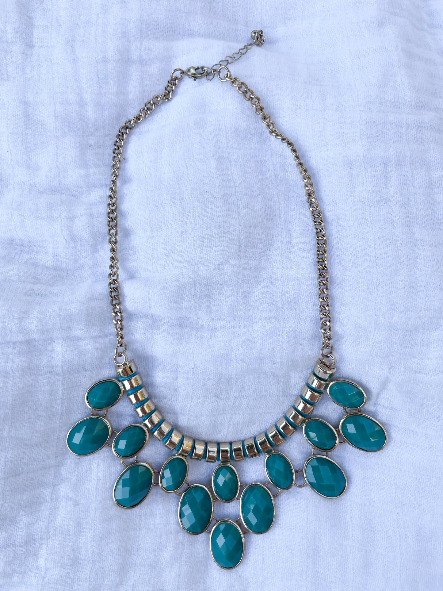 Teal Statement Bib Necklace – Gold-Tone Chain & Faceted Gemstones