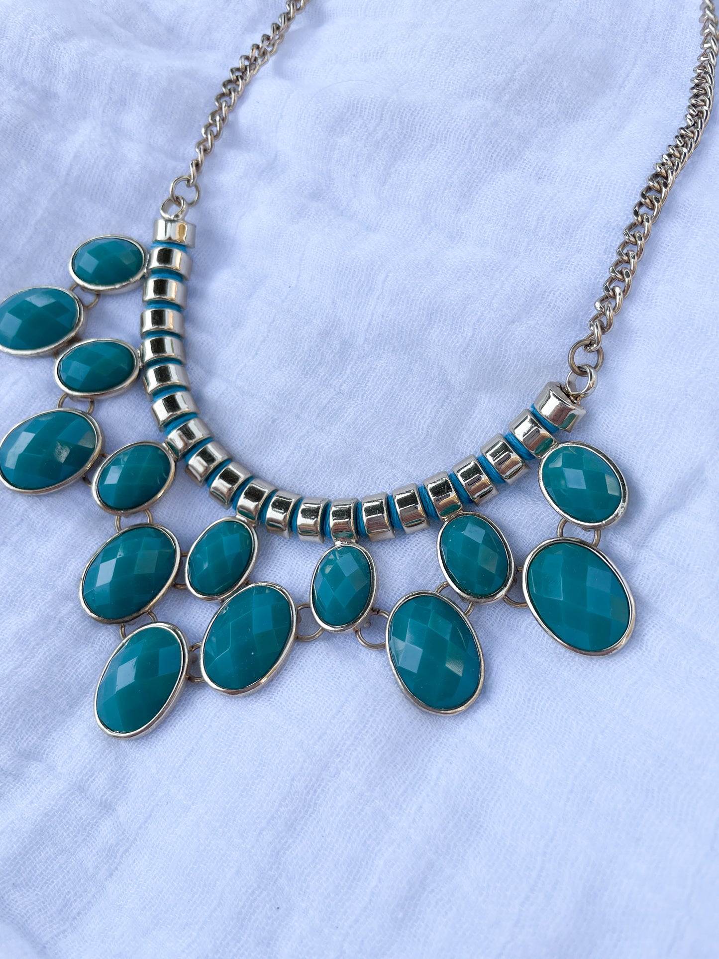 Teal Statement Bib Necklace – Gold-Tone Chain & Faceted Gemstones