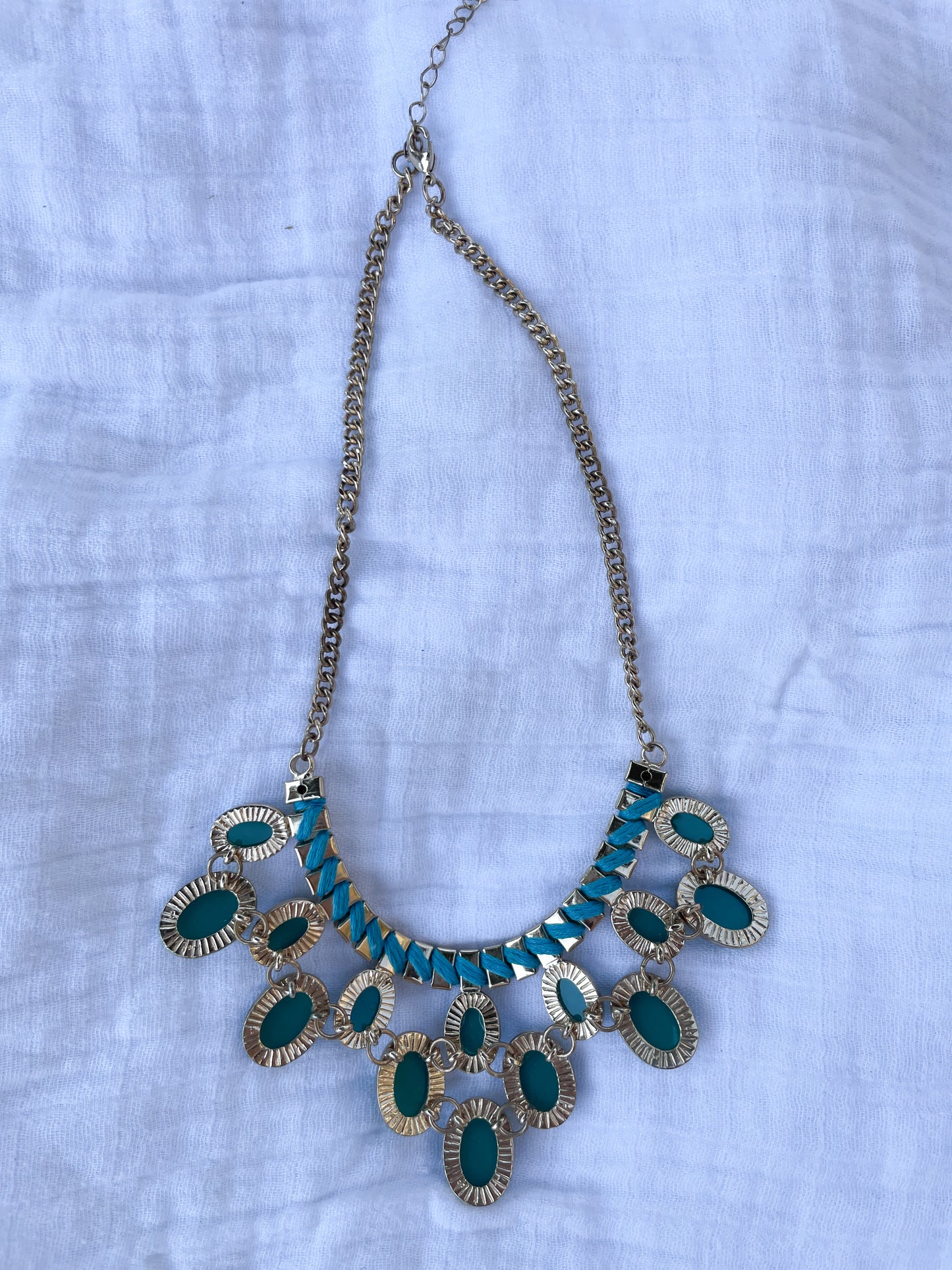 Teal Statement Bib Necklace – Gold-Tone Chain & Faceted Gemstones