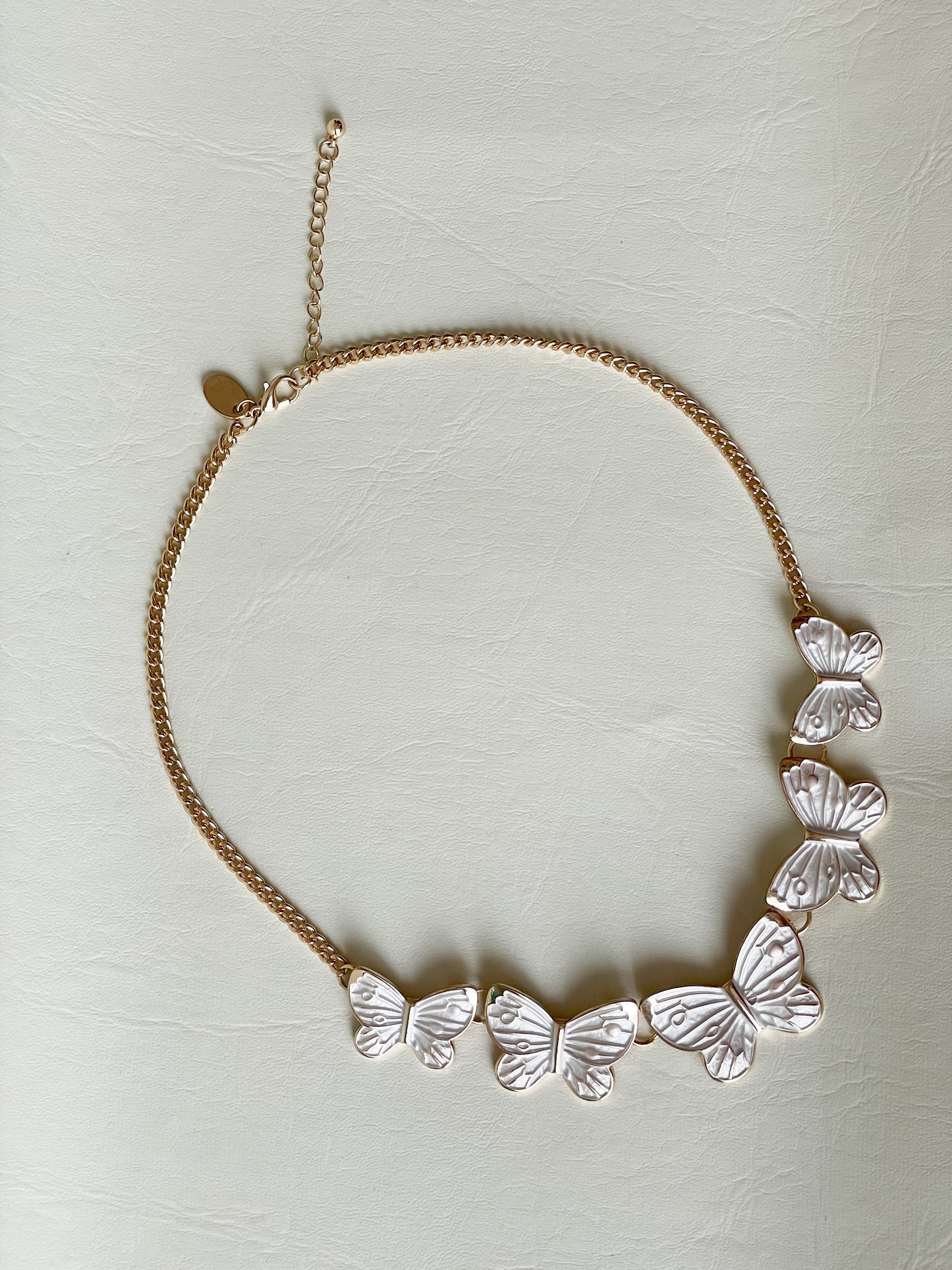 White Butterfly Statement Necklace – Gold-Tone Chain & Mother-of-Pearl Finish