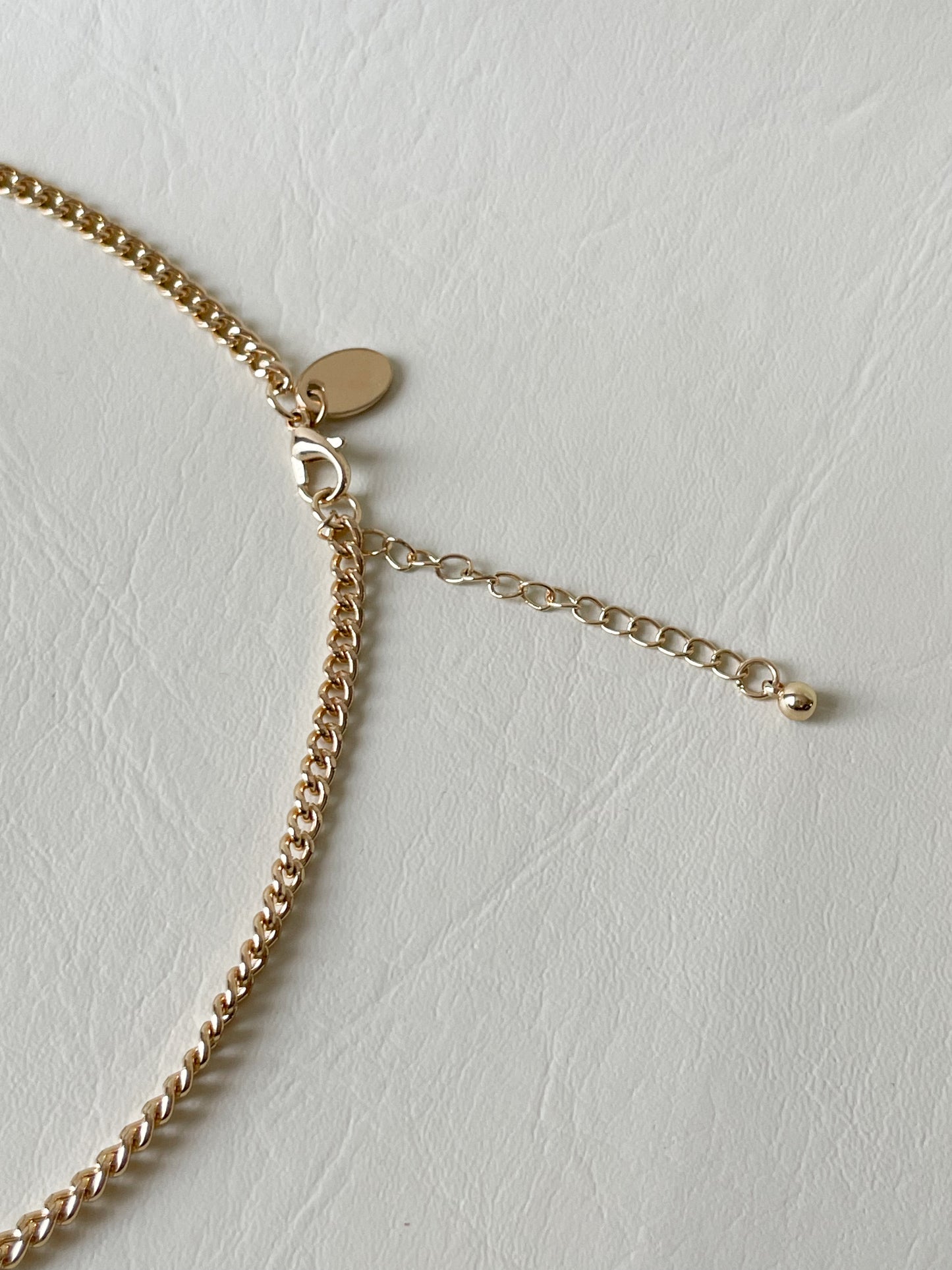 White Butterfly Statement Necklace – Gold-Tone Chain & Mother-of-Pearl Finish