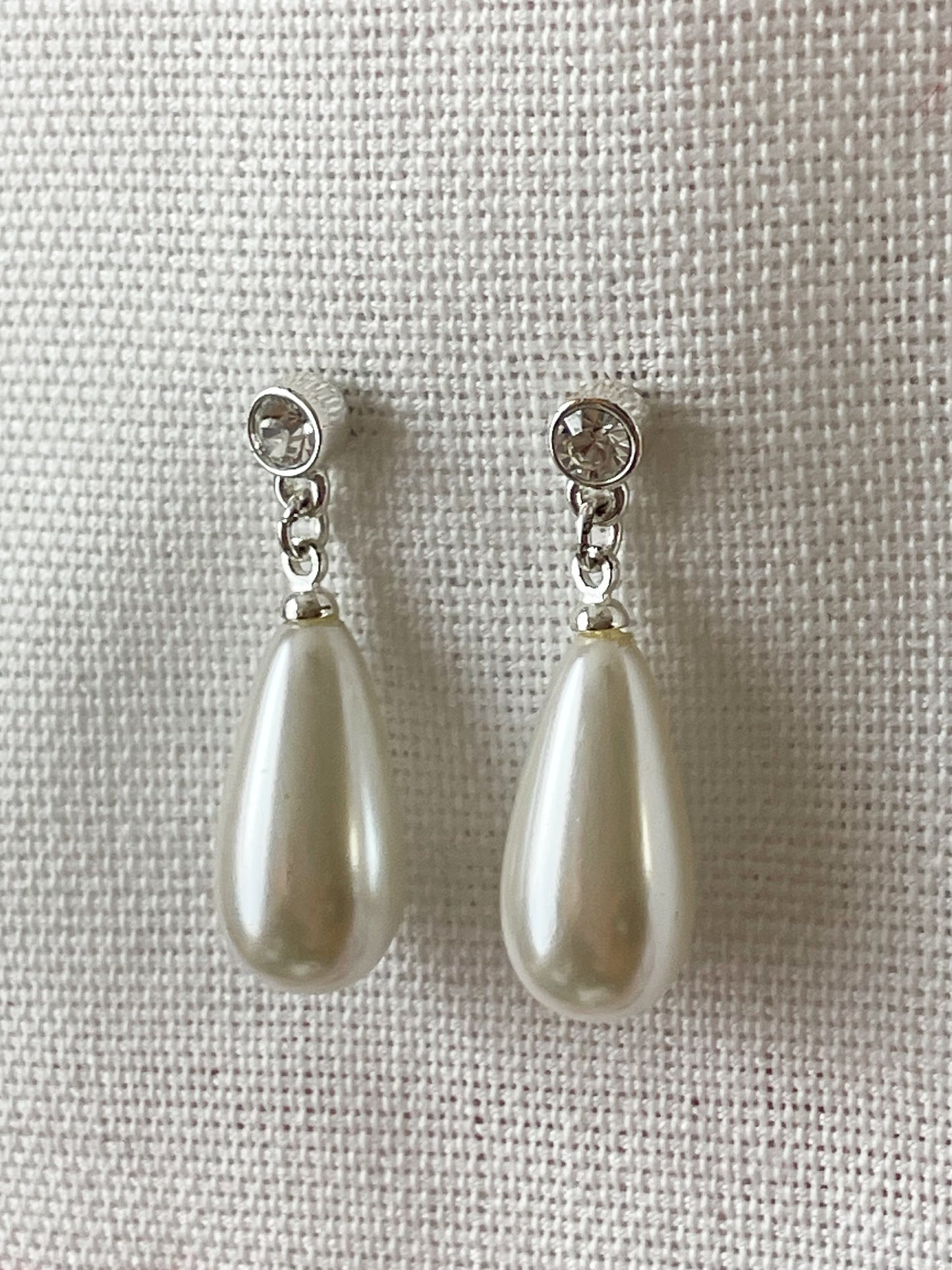 Teardrop Pearl Dangle Earrings – Classic Elegance