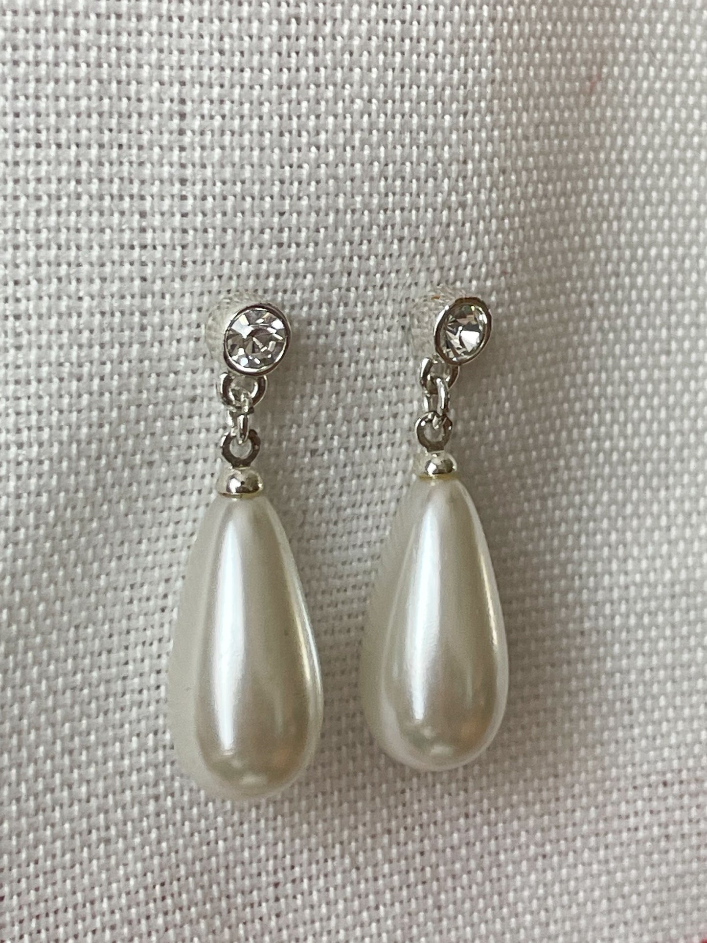 Teardrop Pearl Dangle Earrings – Classic Elegance