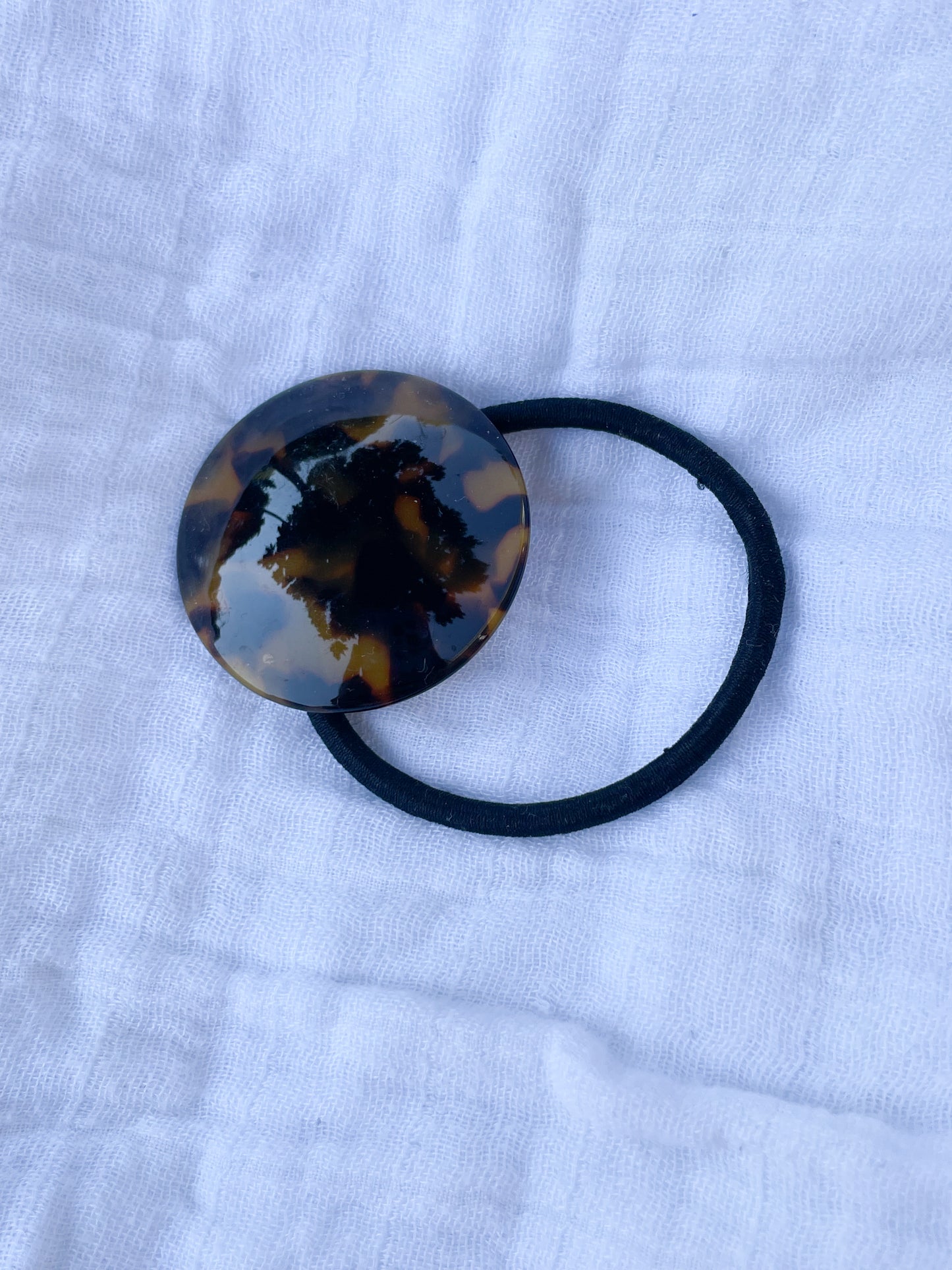 Tortoiseshell Resin Hair Tie – Classic Round Accent