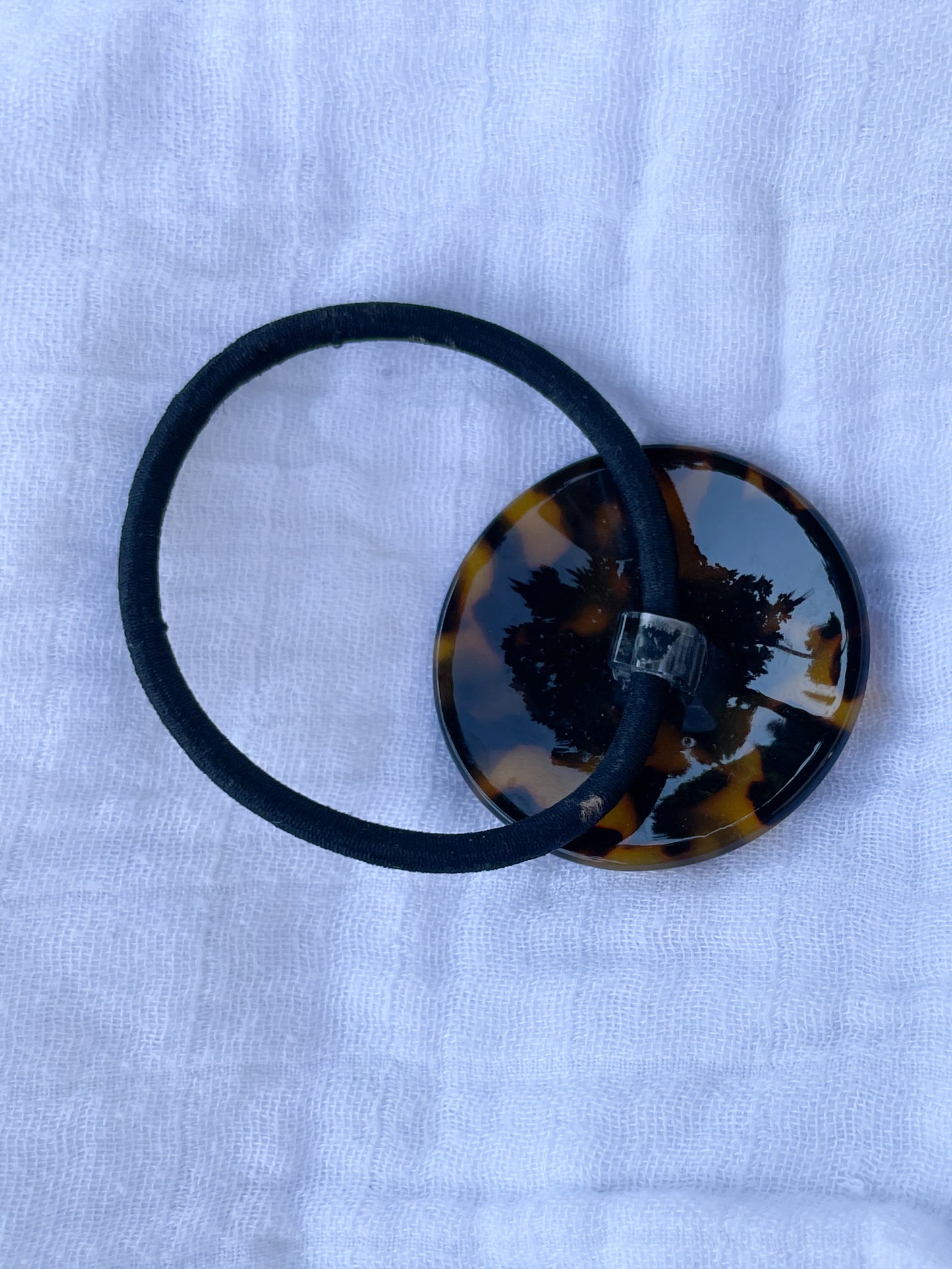 Tortoiseshell Resin Hair Tie – Classic Round Accent
