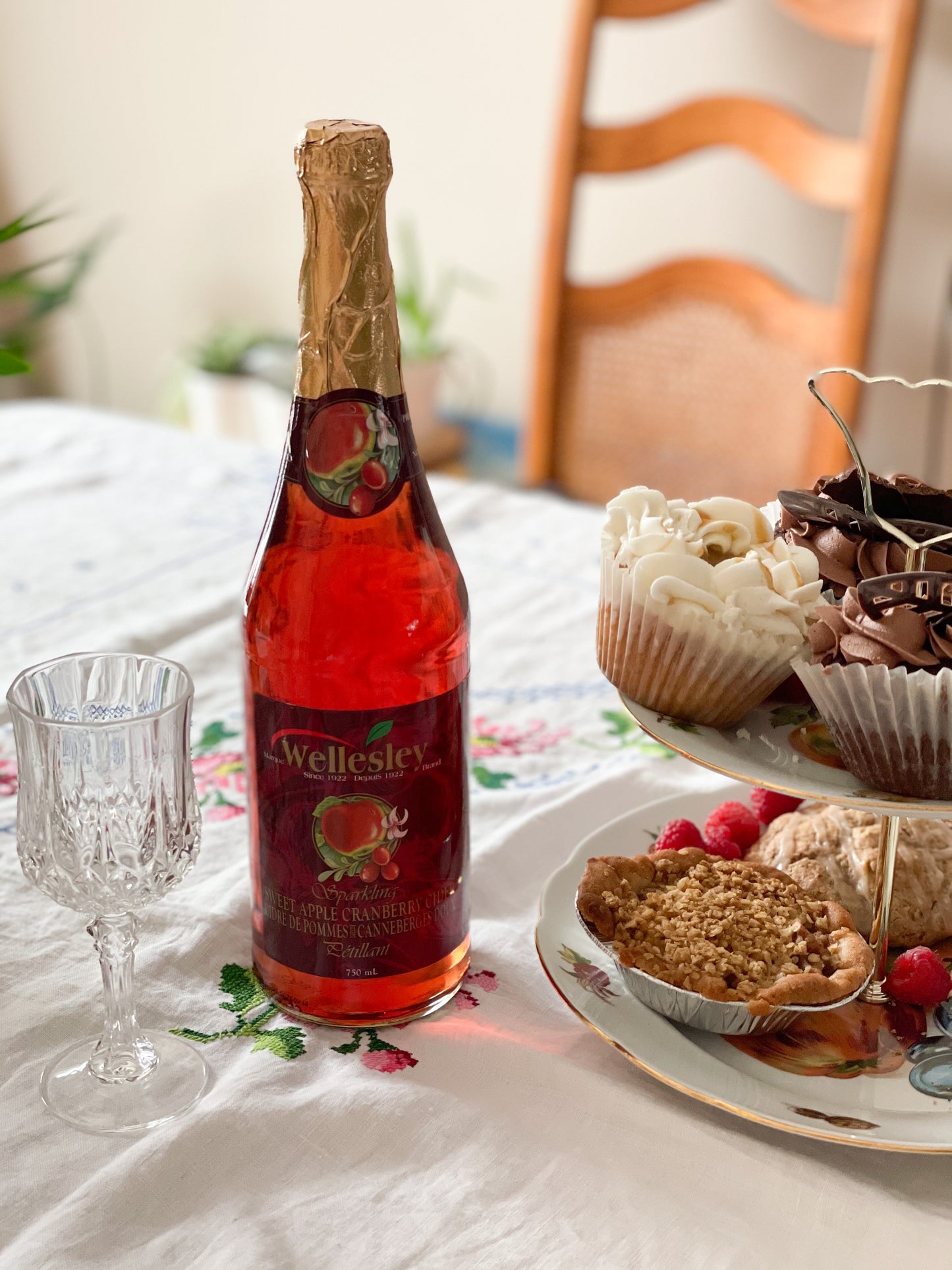 Wellesley Sparkling Sweet Apple Cranberry Cider 750ml - Preservative Free & No Added Sugar