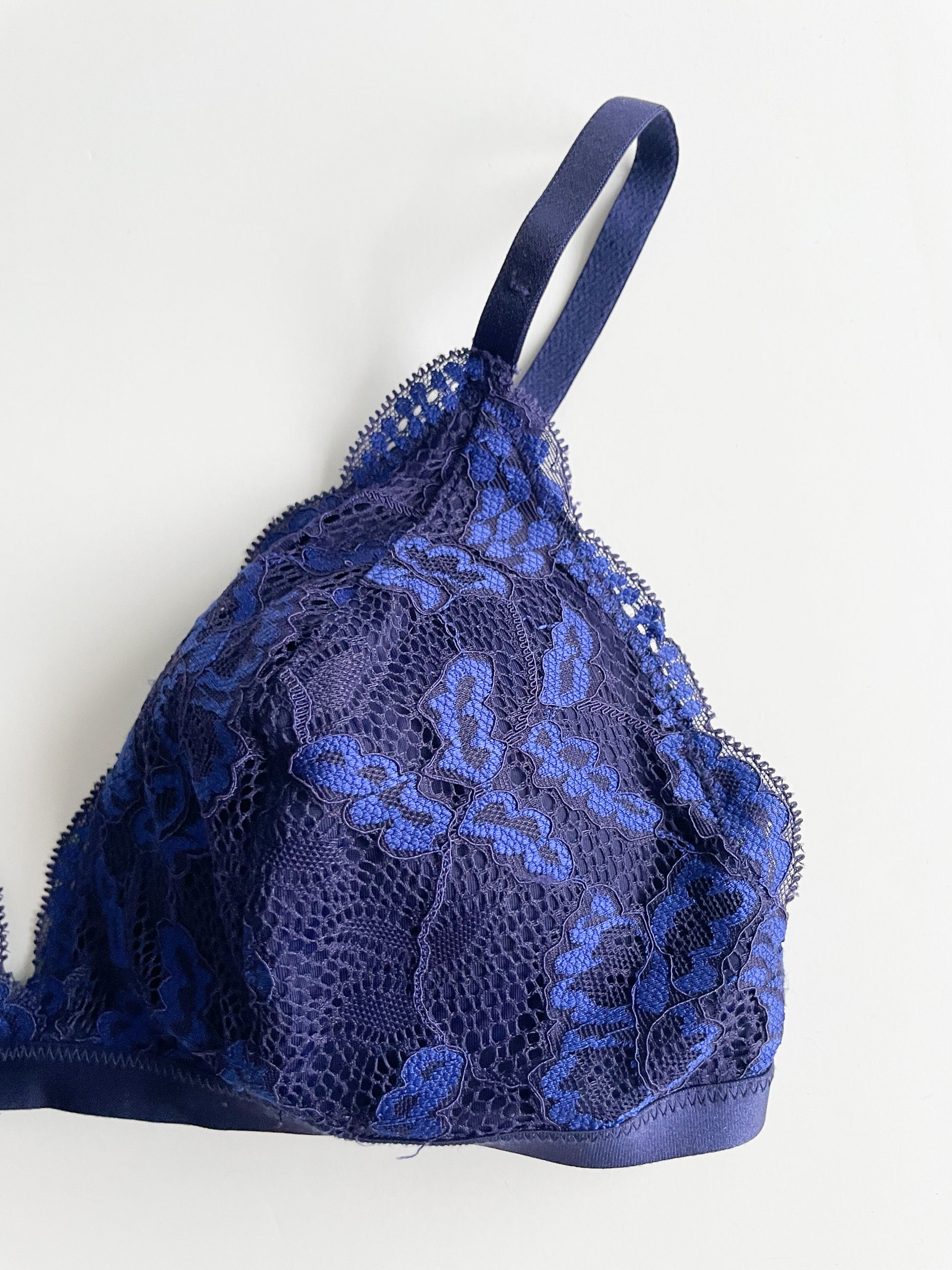 La Senza Blue Lace Lined Triangle Bralette - Medium – Le Prix Fashion &  Consulting