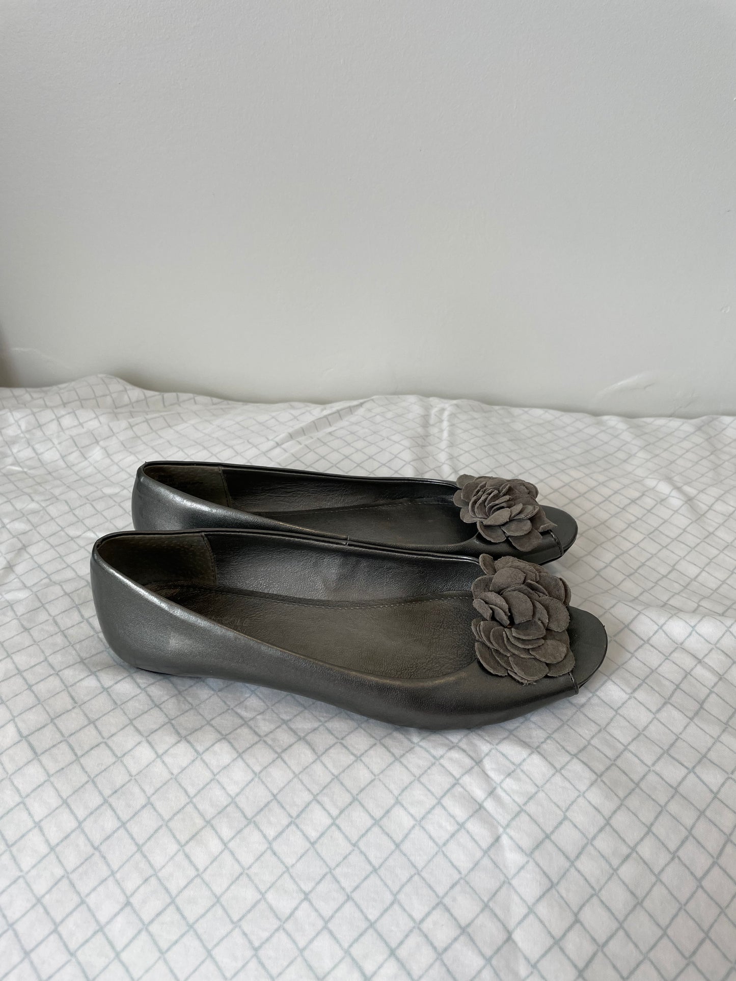 Kenneth Cole Silver Patent Style Leather Toe Applique Peep Toe Flats - Size 6